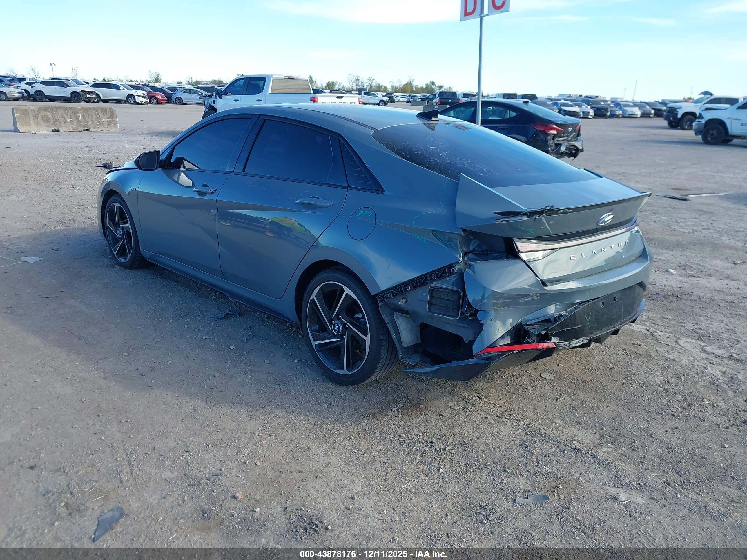 HYUNDAI ELANTRA image 3