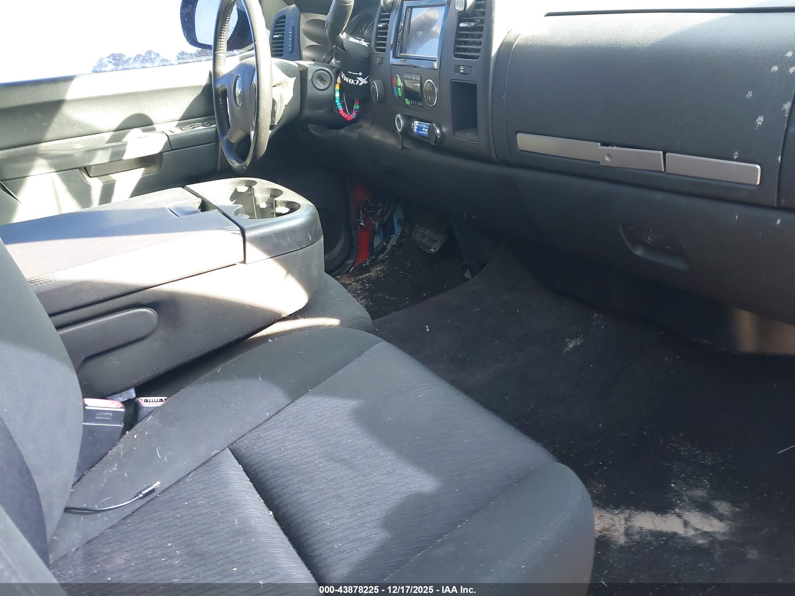 CHEVROLET SILVERADO image 5