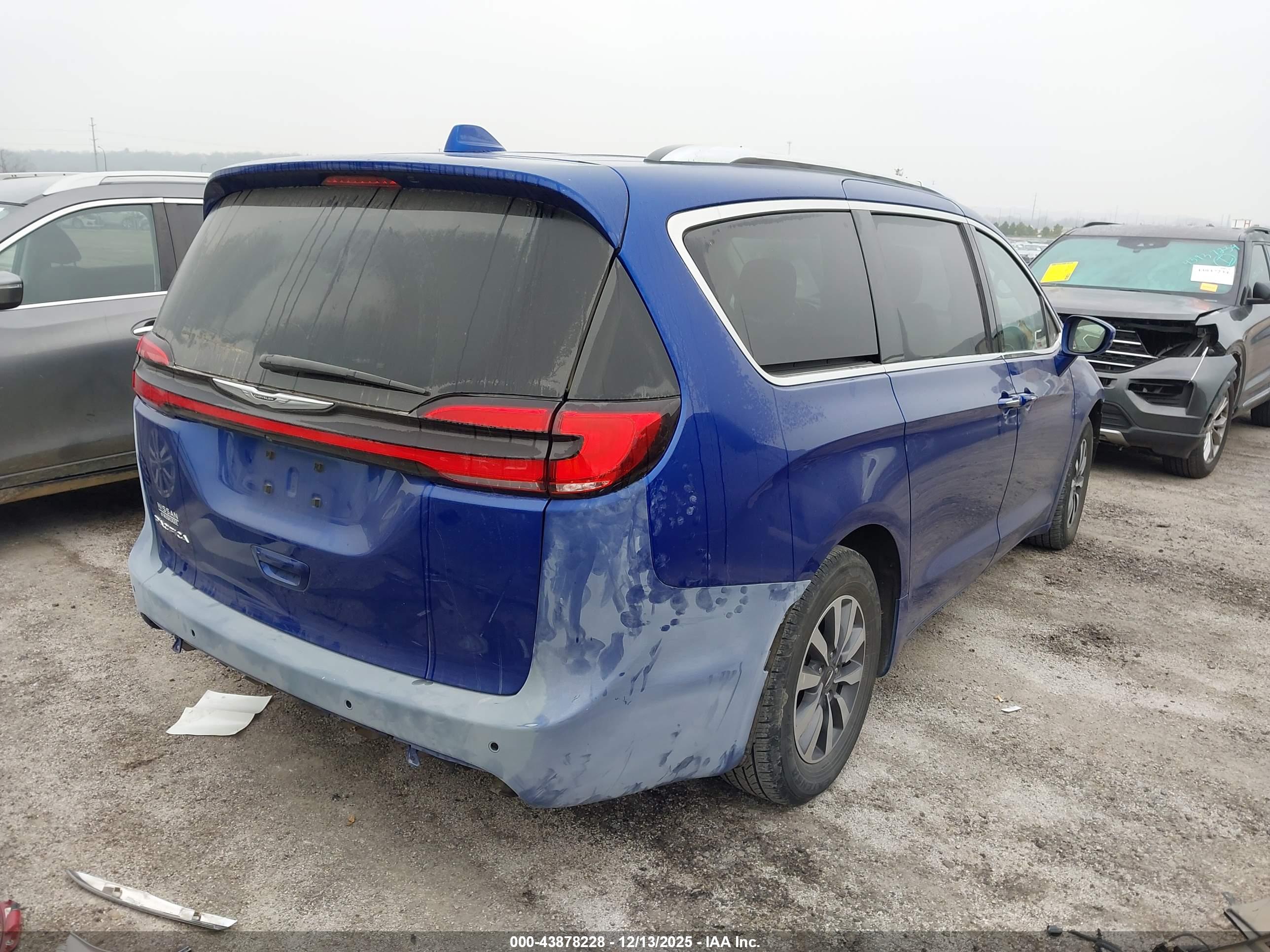 CHRYSLER PACIFICA image 4