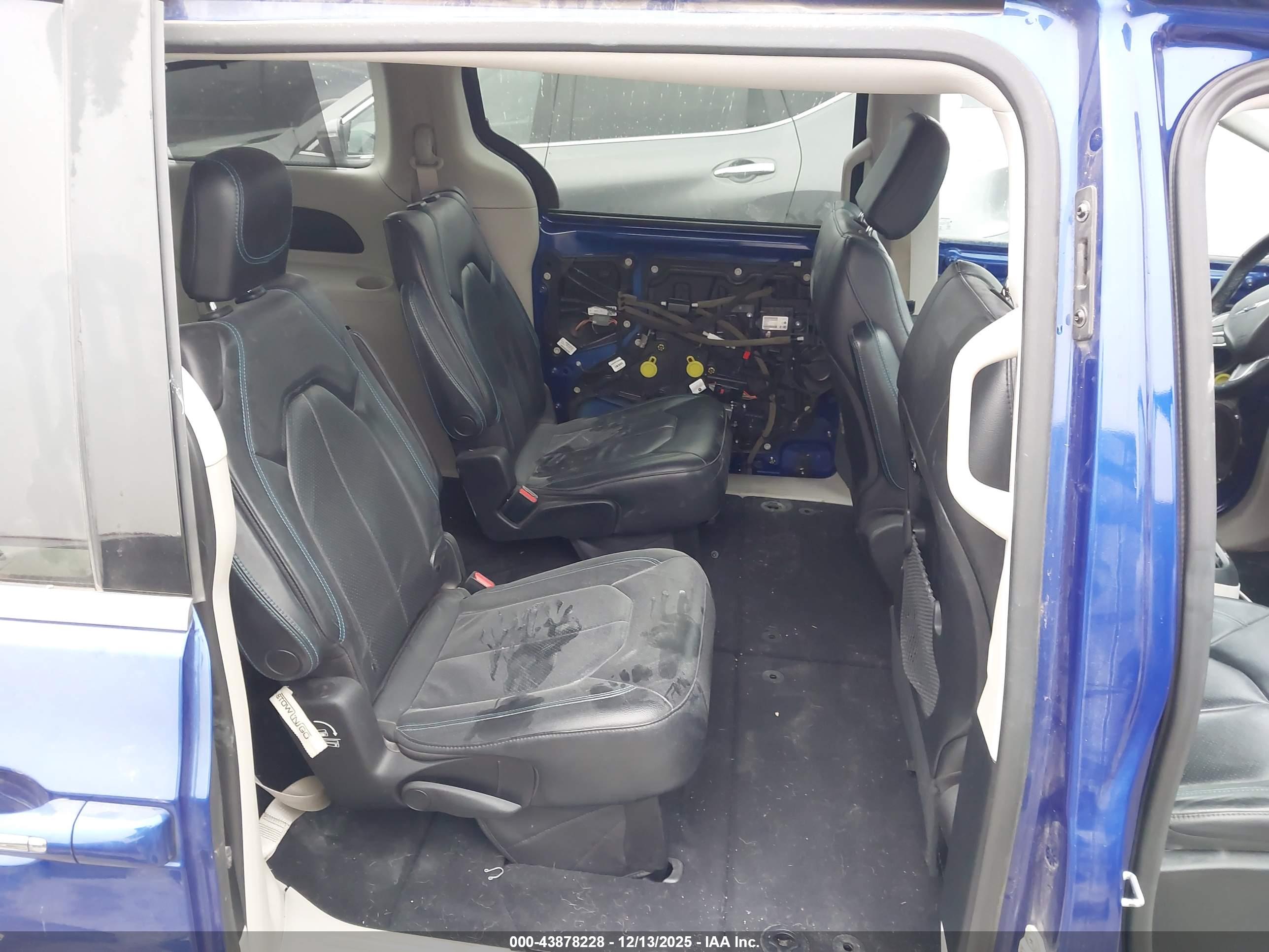 CHRYSLER PACIFICA image 8