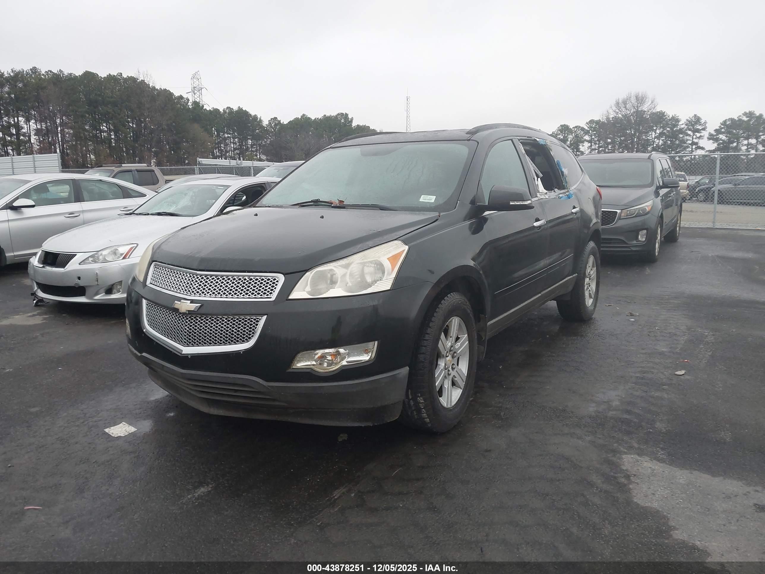 CHEVROLET TRAVERSE image 2