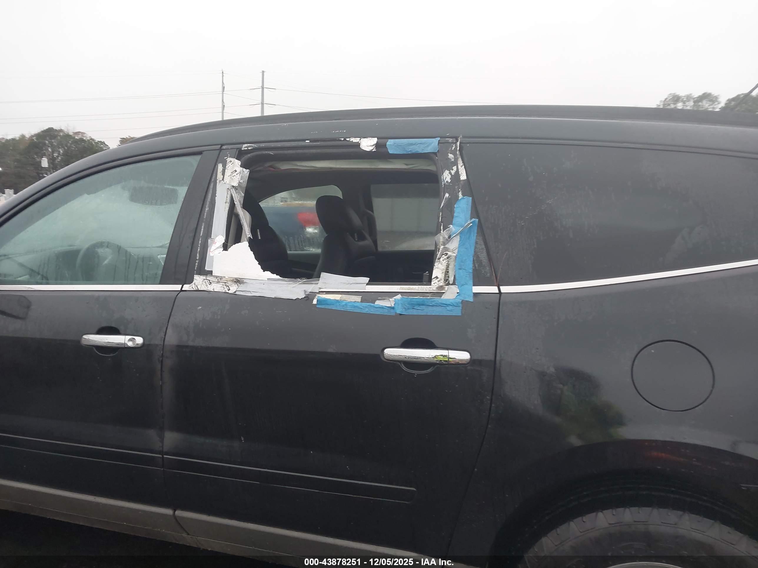 CHEVROLET TRAVERSE image 6