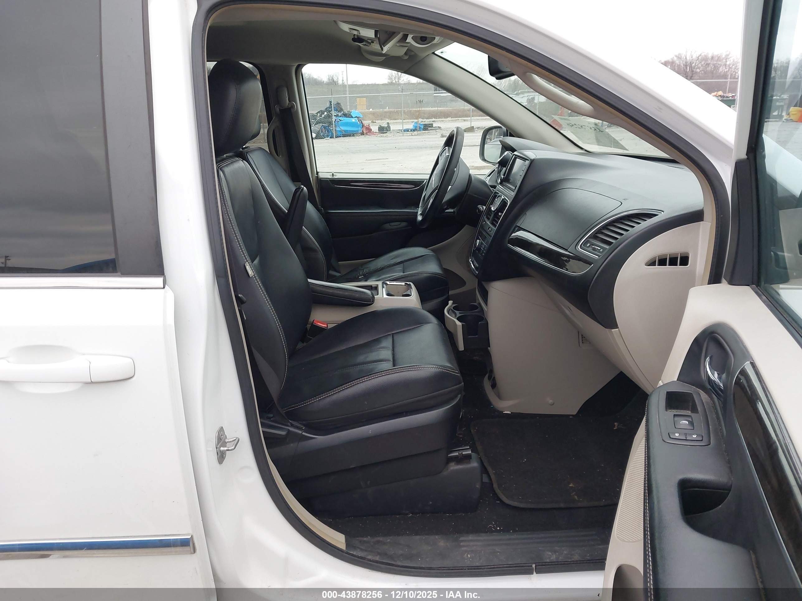 CHRYSLER TOWN image 5