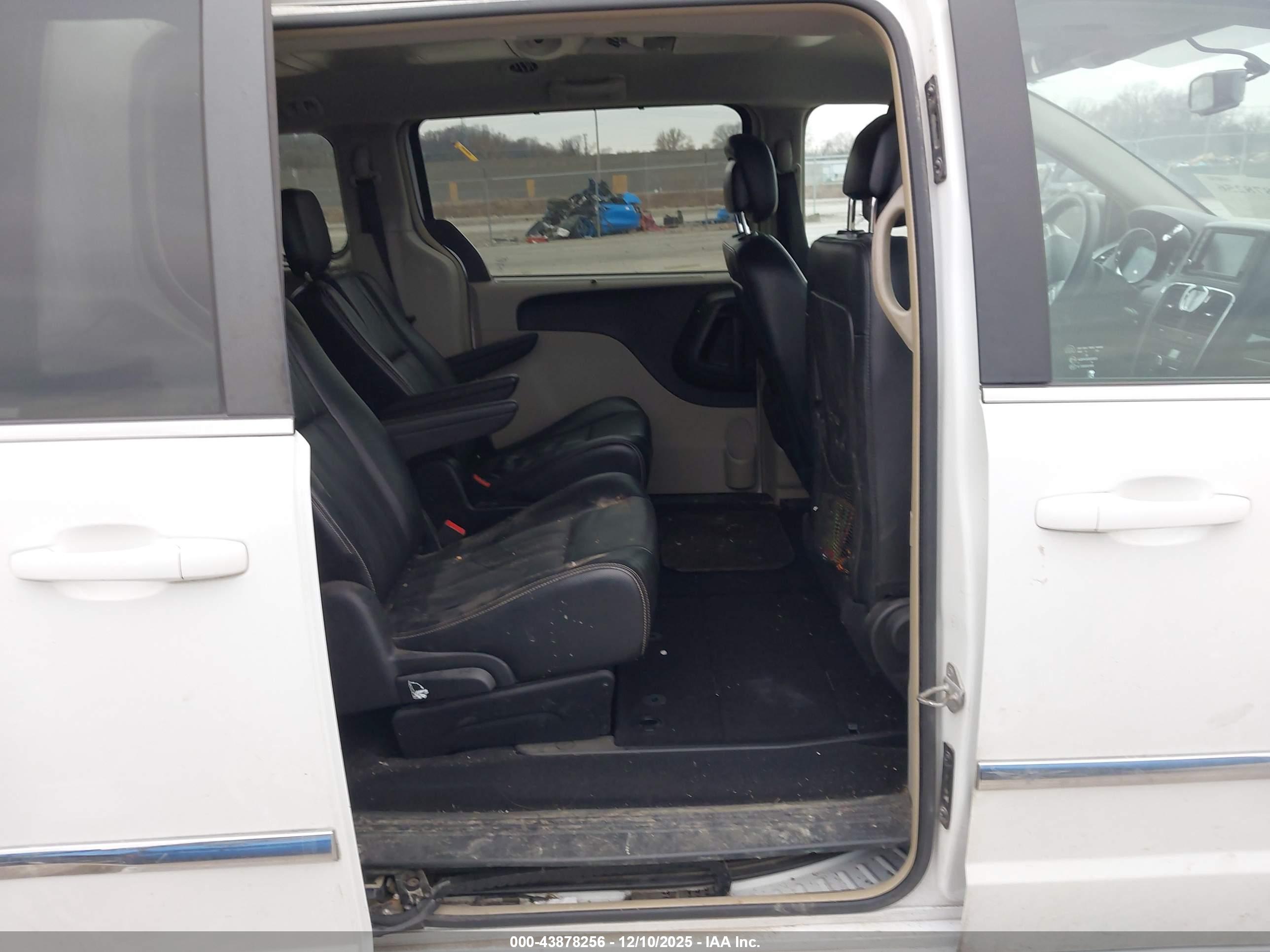 CHRYSLER TOWN image 8