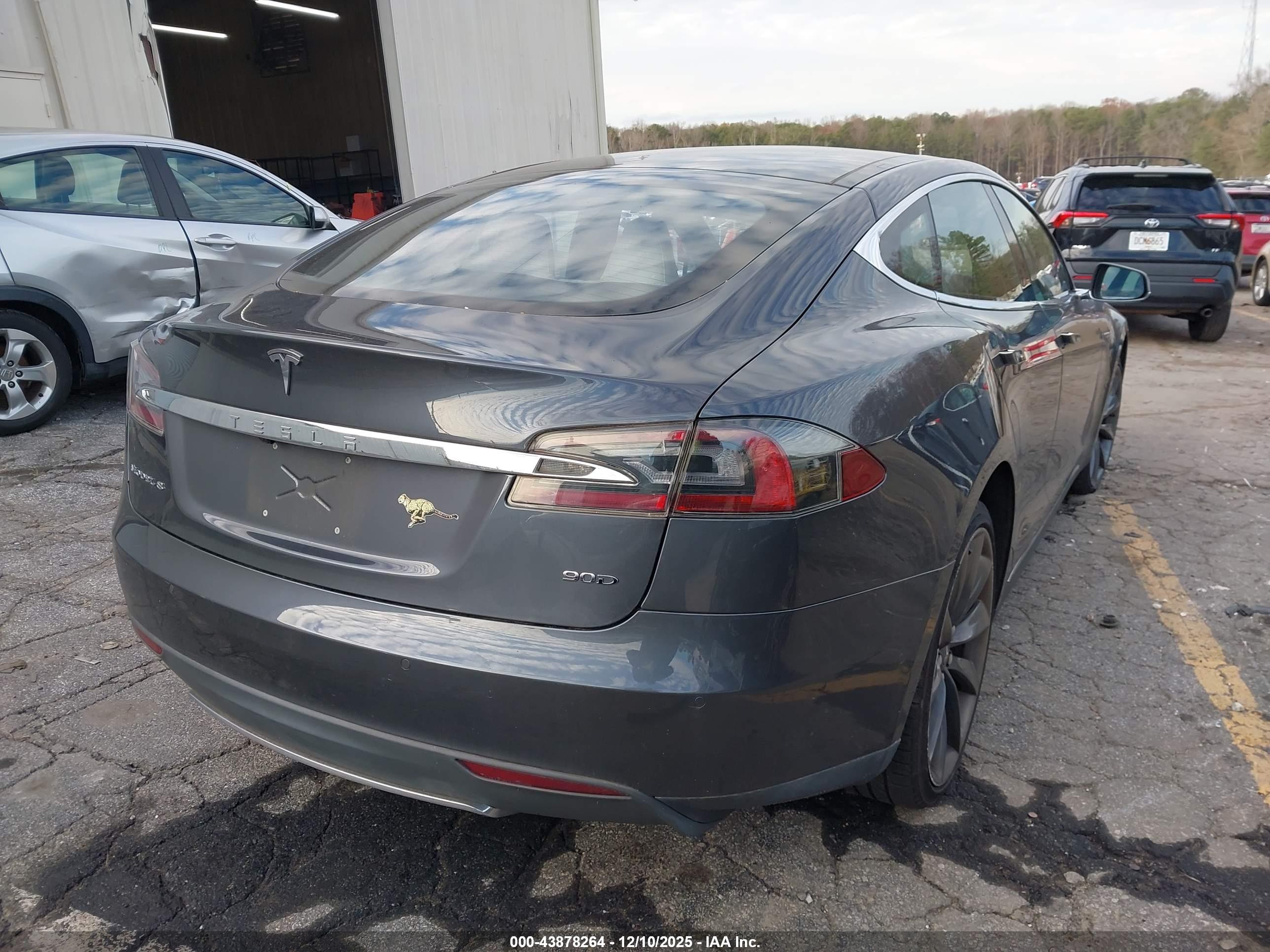TESLA MODEL image 4