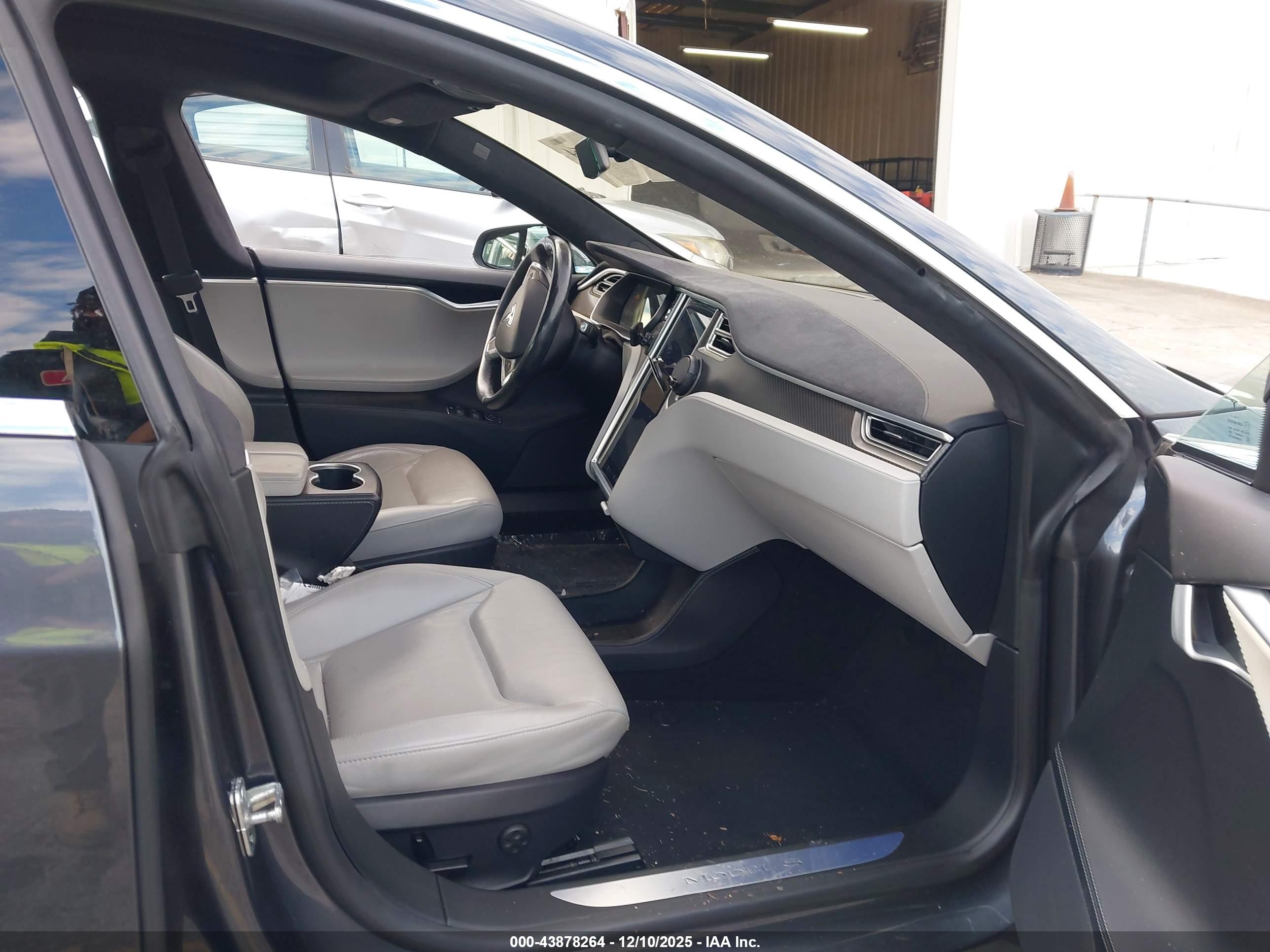 TESLA MODEL image 5