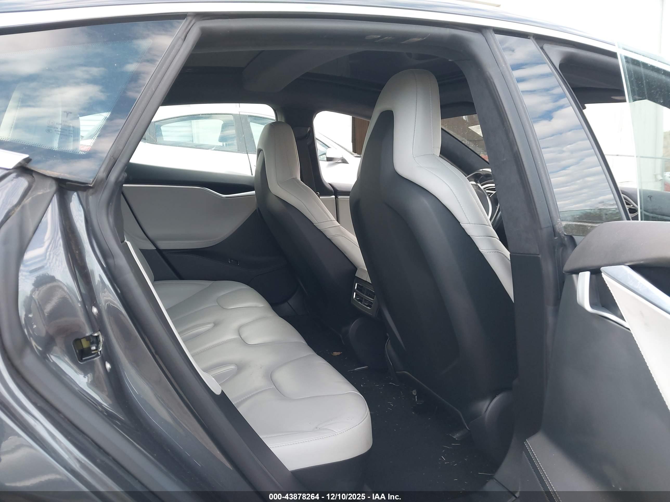 TESLA MODEL image 8