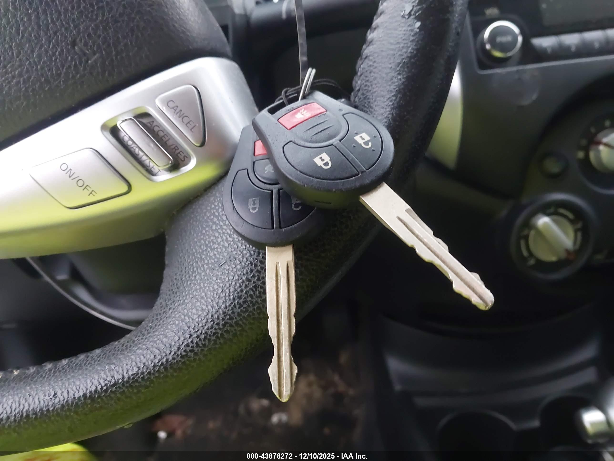NISSAN VERSA image 11