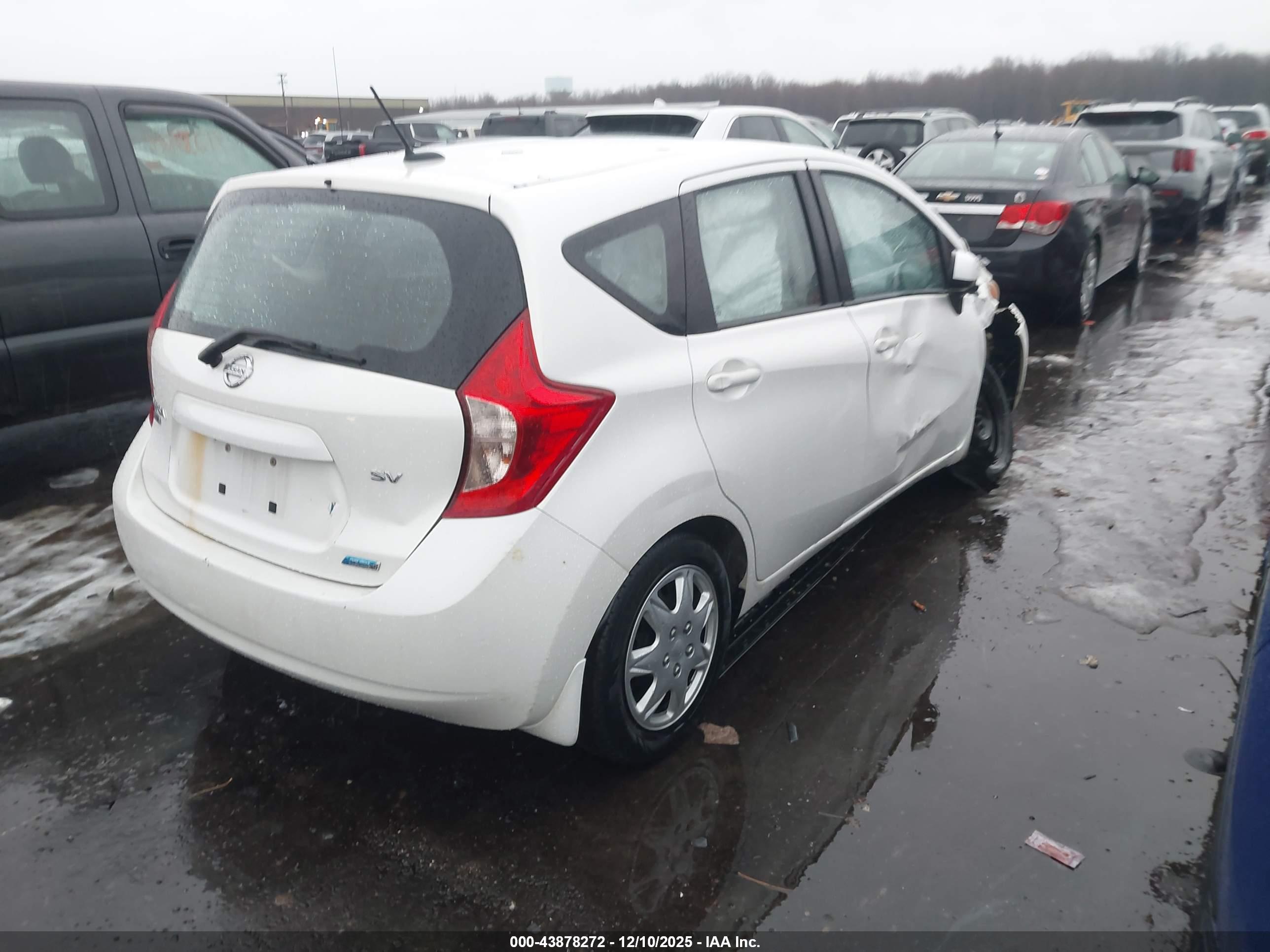 NISSAN VERSA image 4