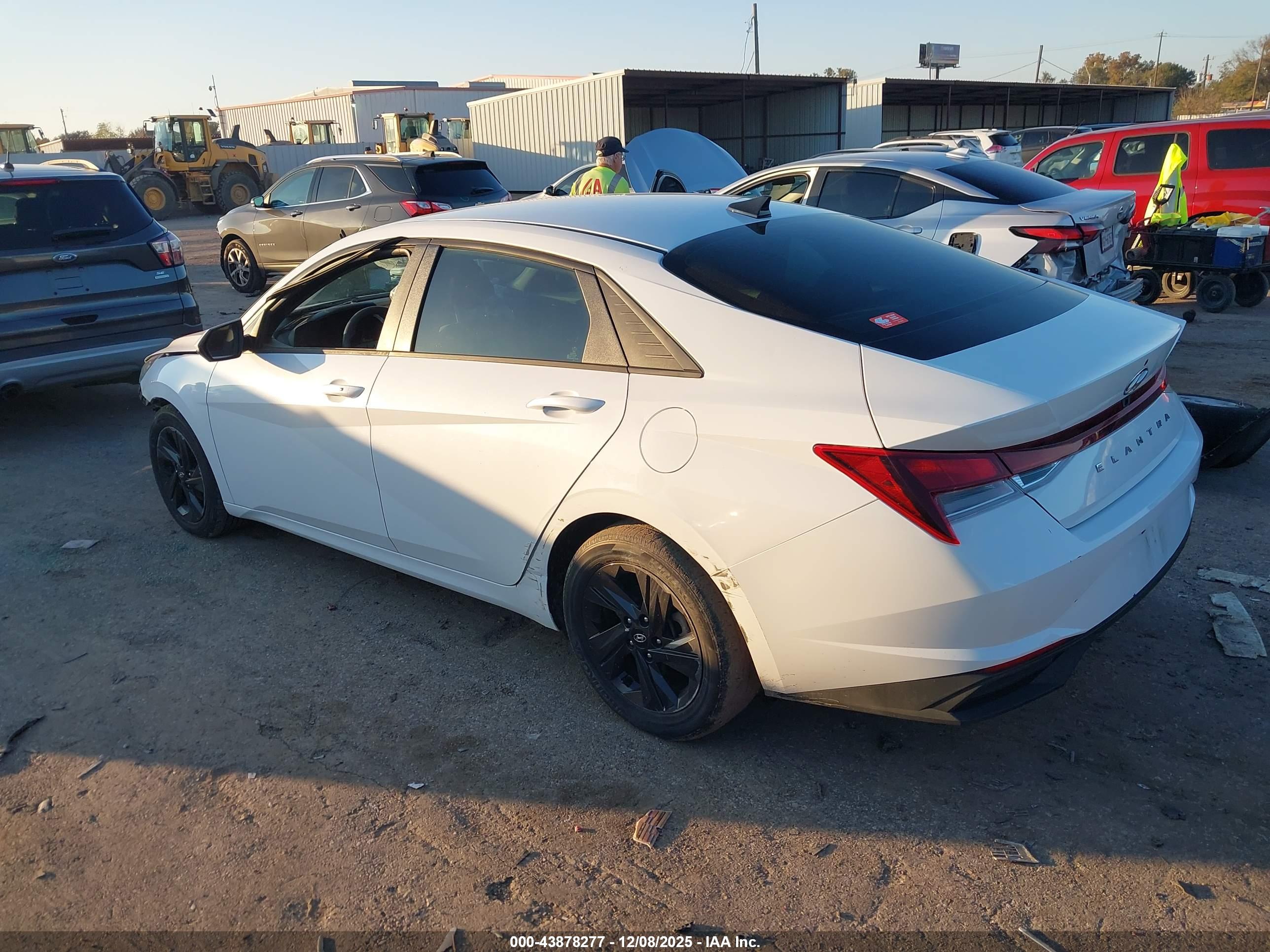 HYUNDAI ELANTRA image 3