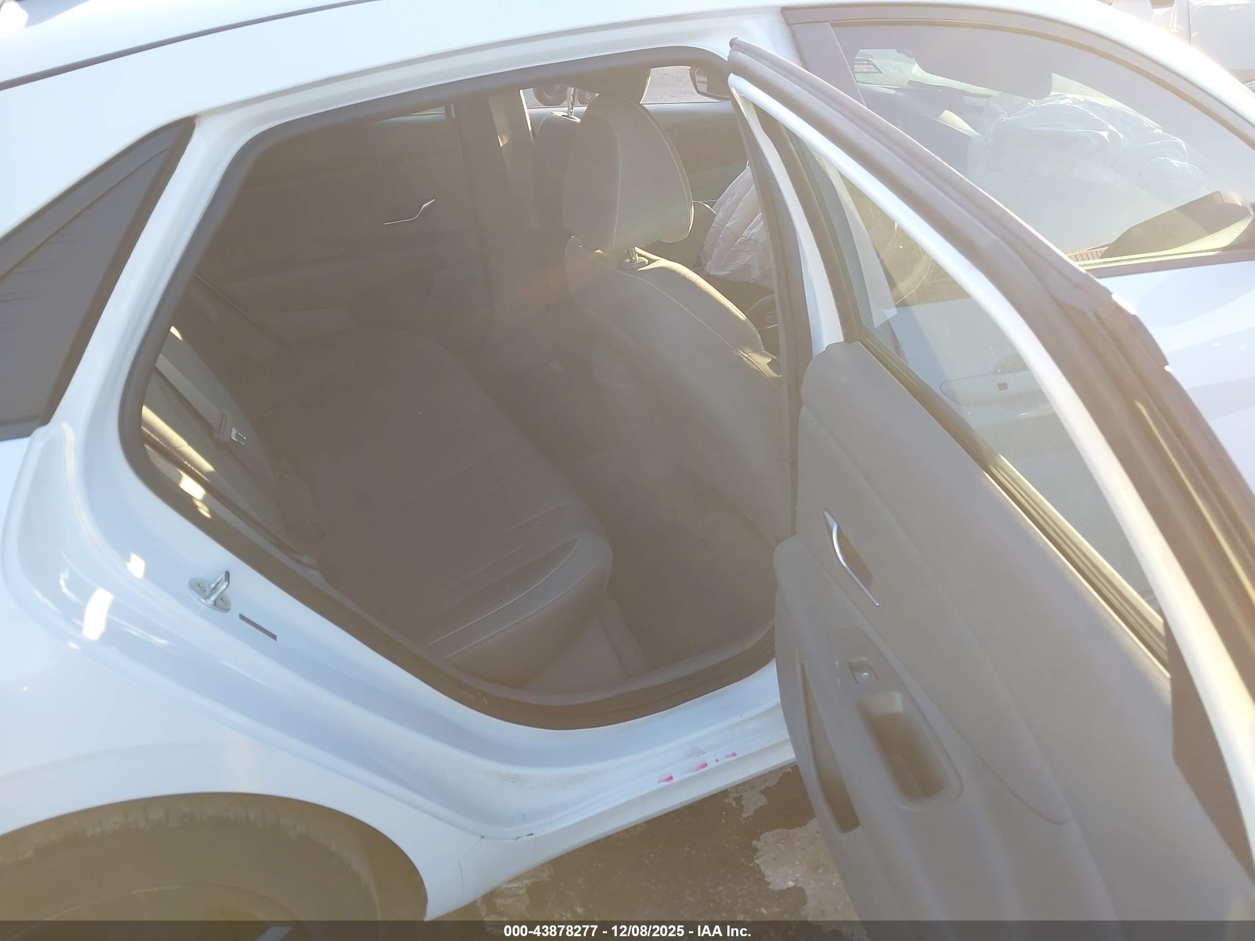 HYUNDAI ELANTRA image 8