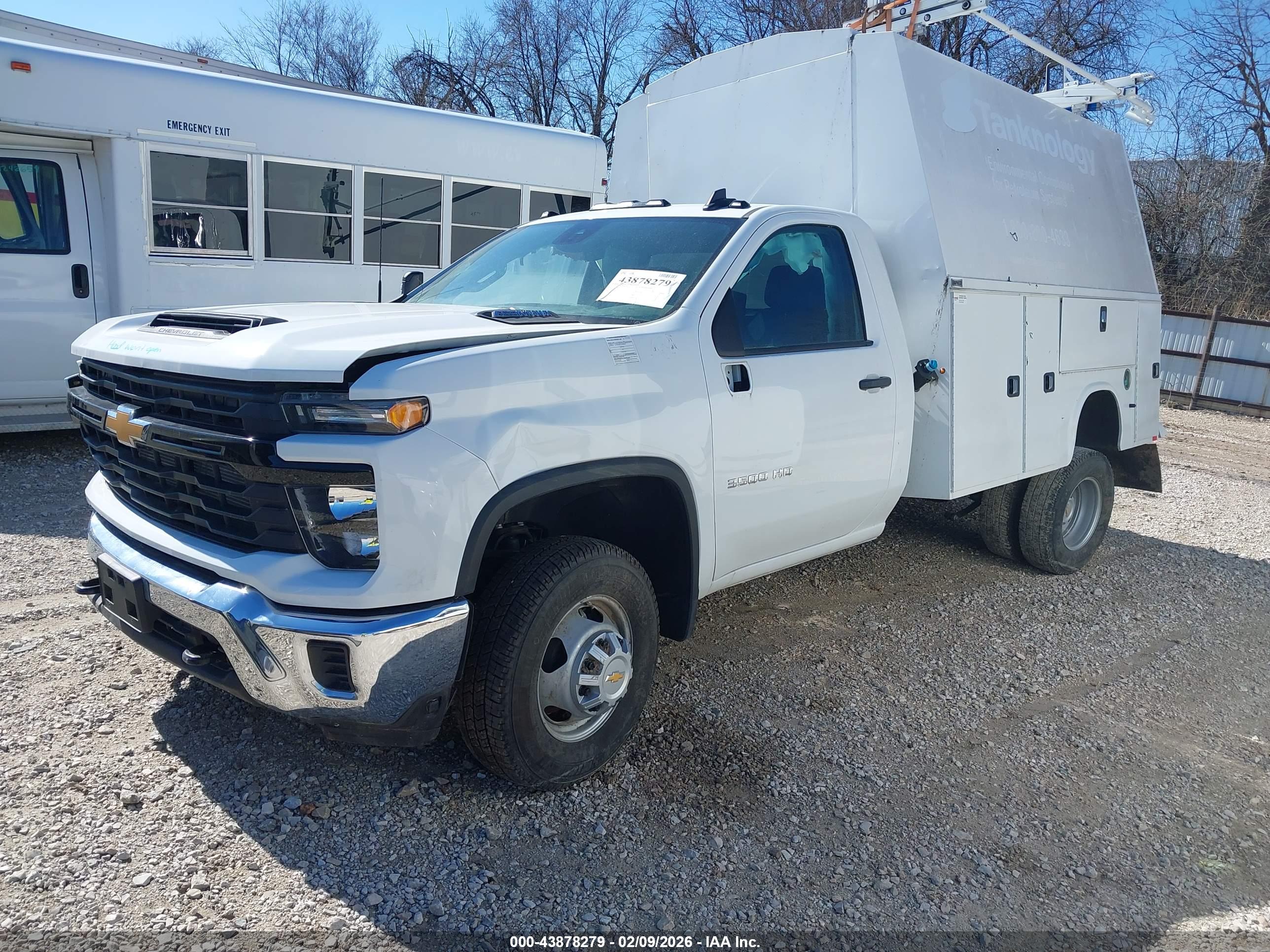 CHEVROLET SILVERADO image 2