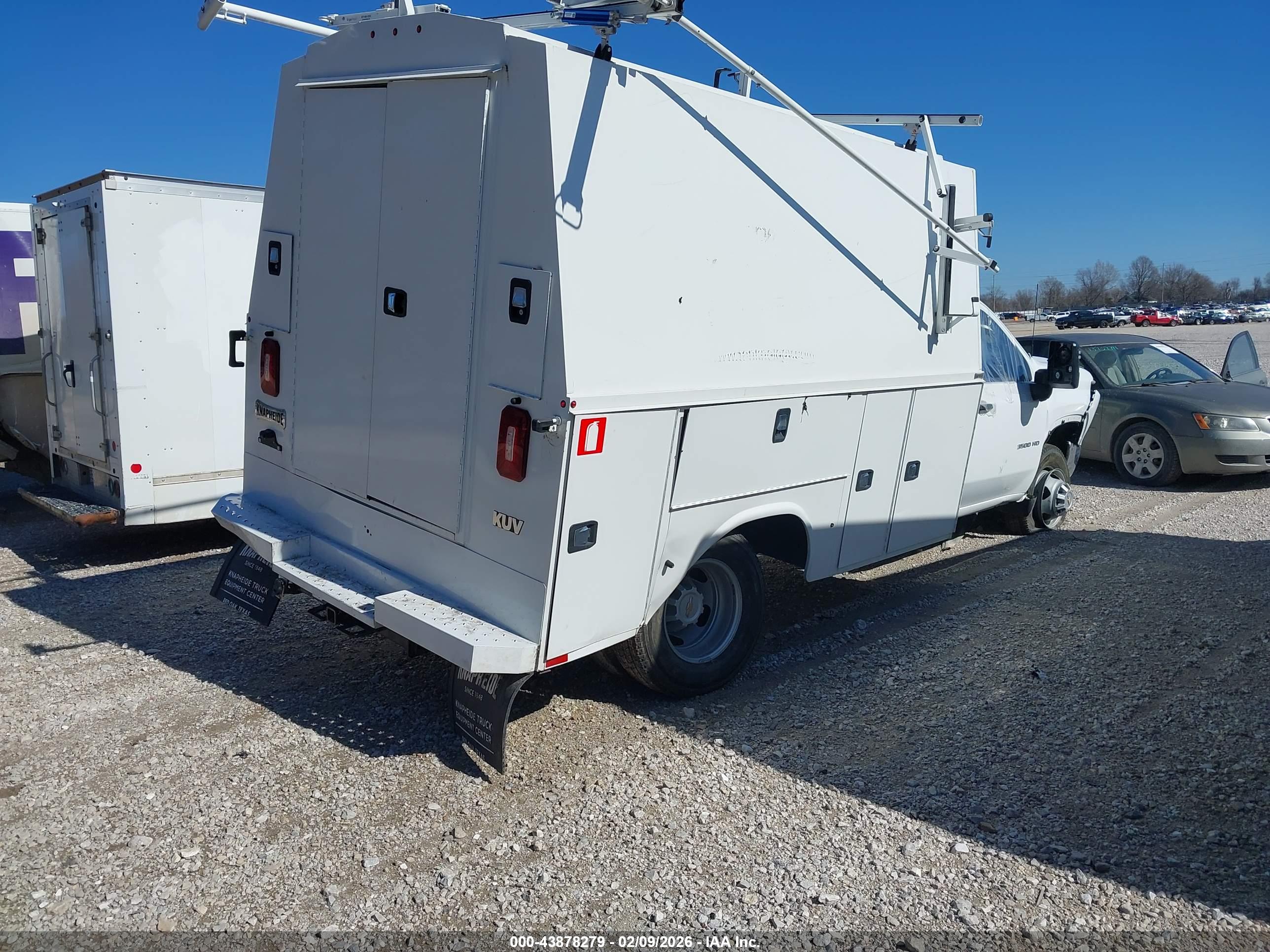 CHEVROLET SILVERADO image 4
