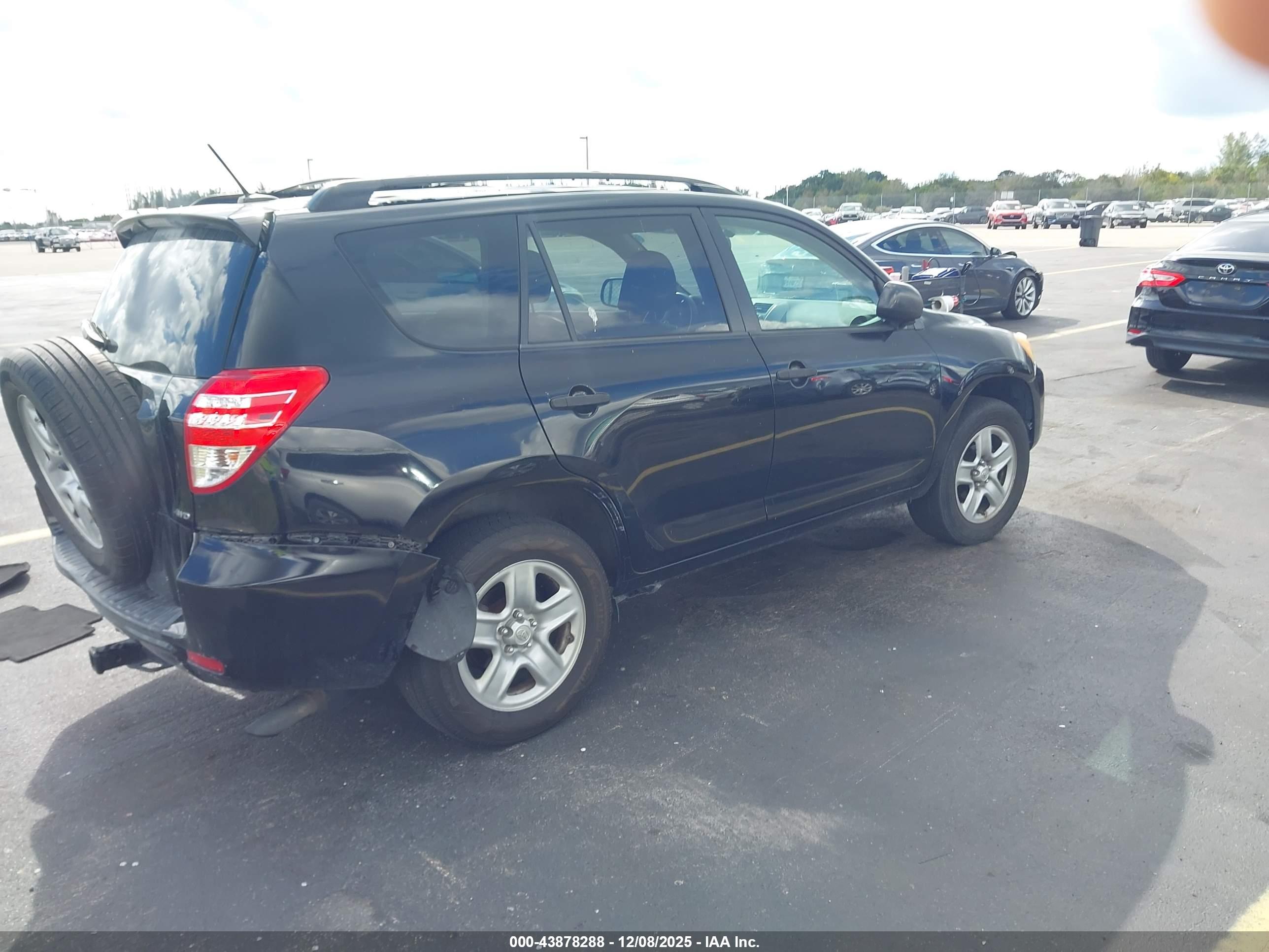 TOYOTA RAV4 image 4