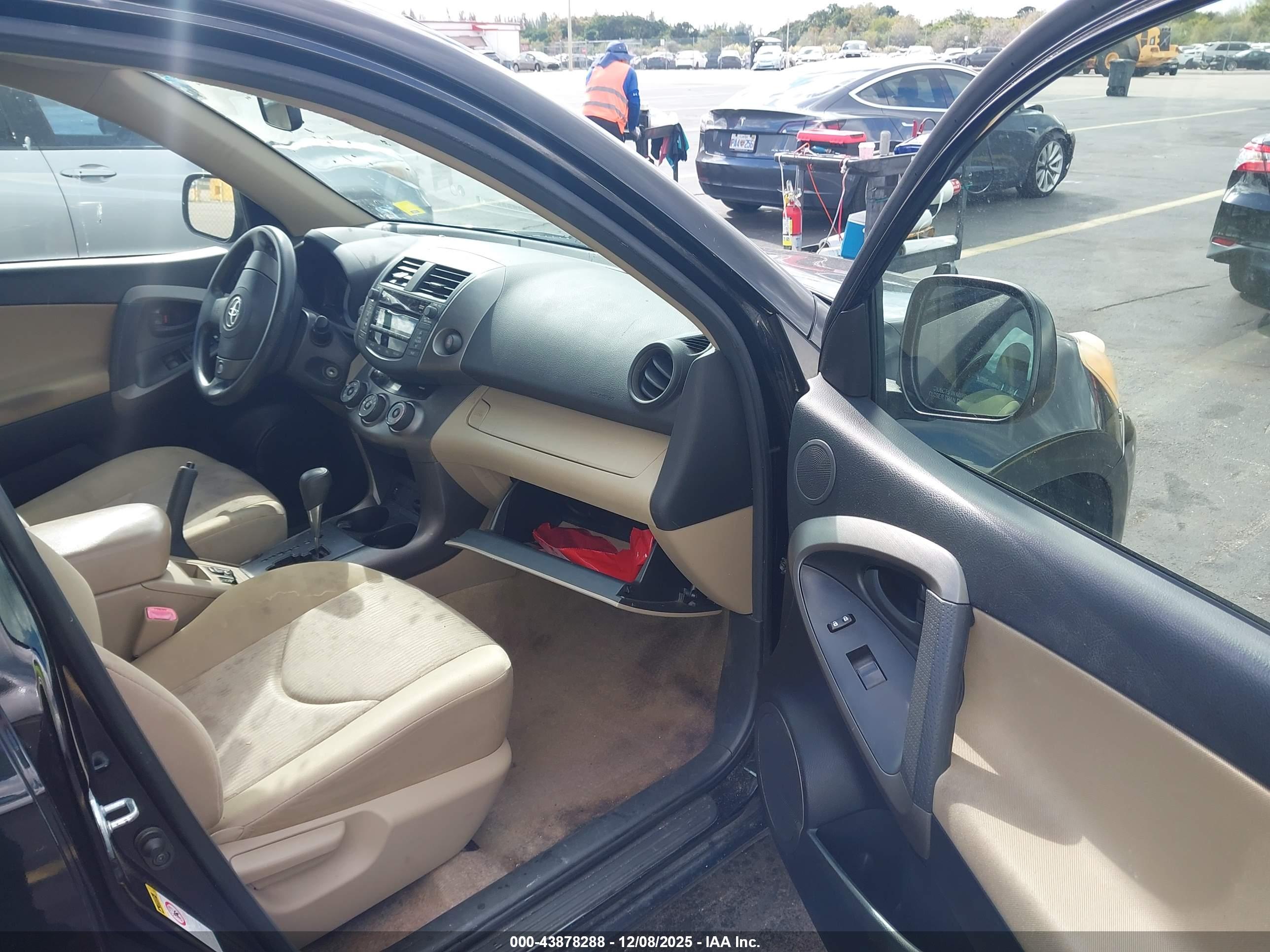 TOYOTA RAV4 image 5