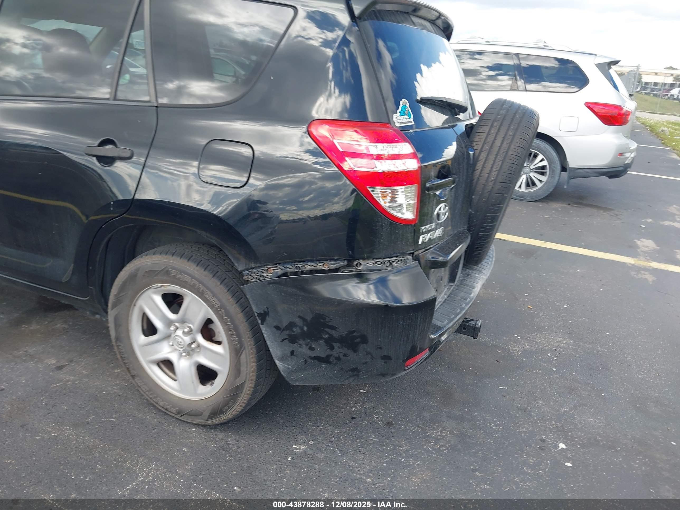 TOYOTA RAV4 image 6