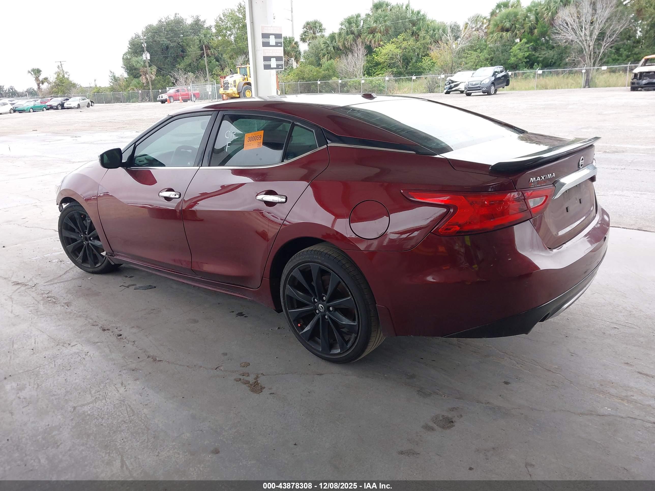 NISSAN MAXIMA image 3