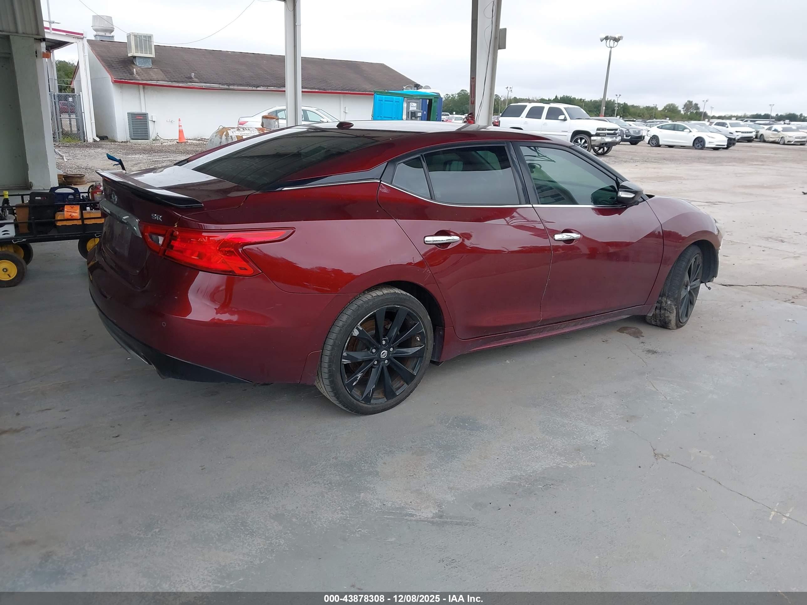 NISSAN MAXIMA image 4