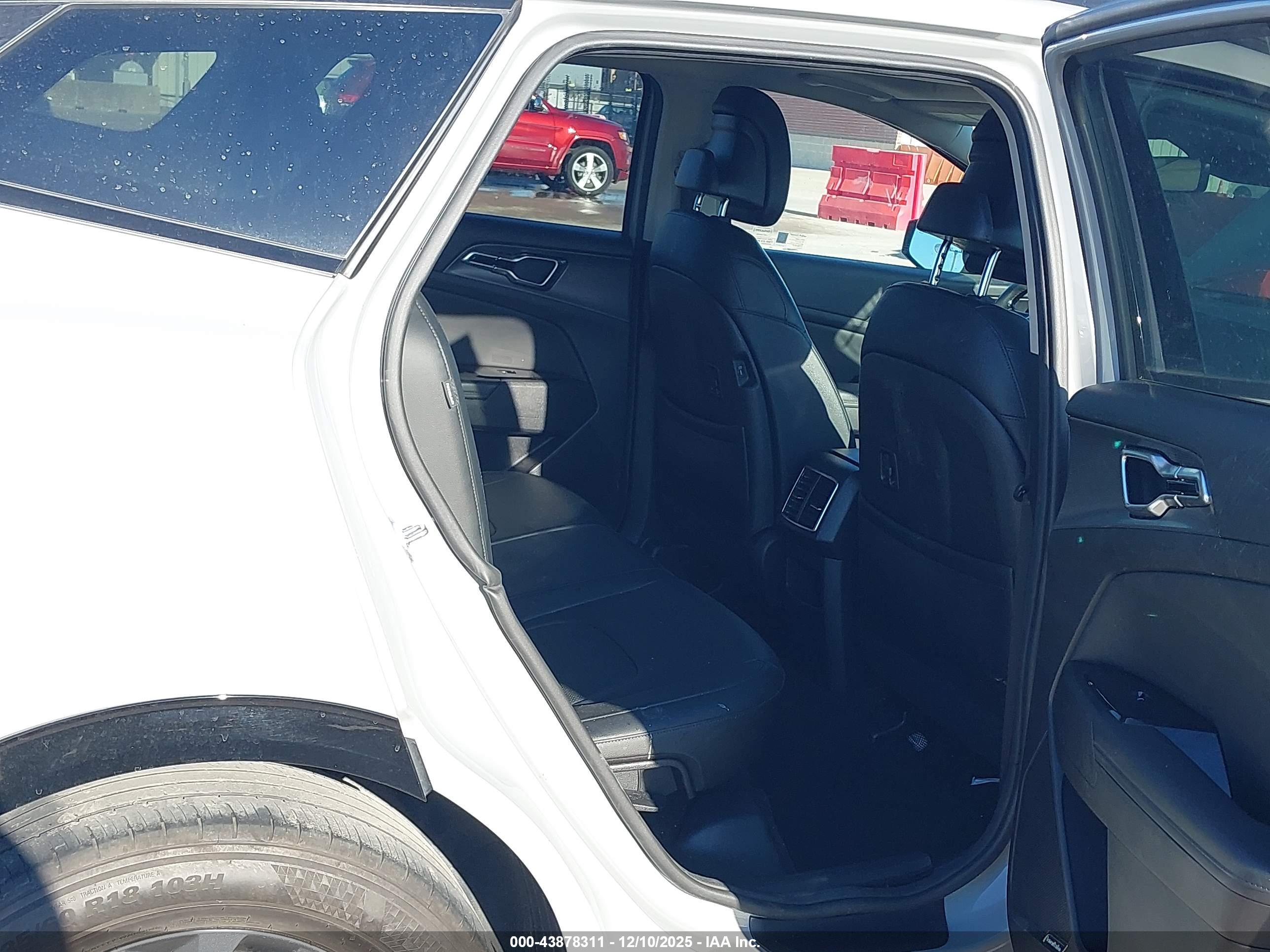 KIA SPORTAGE image 8