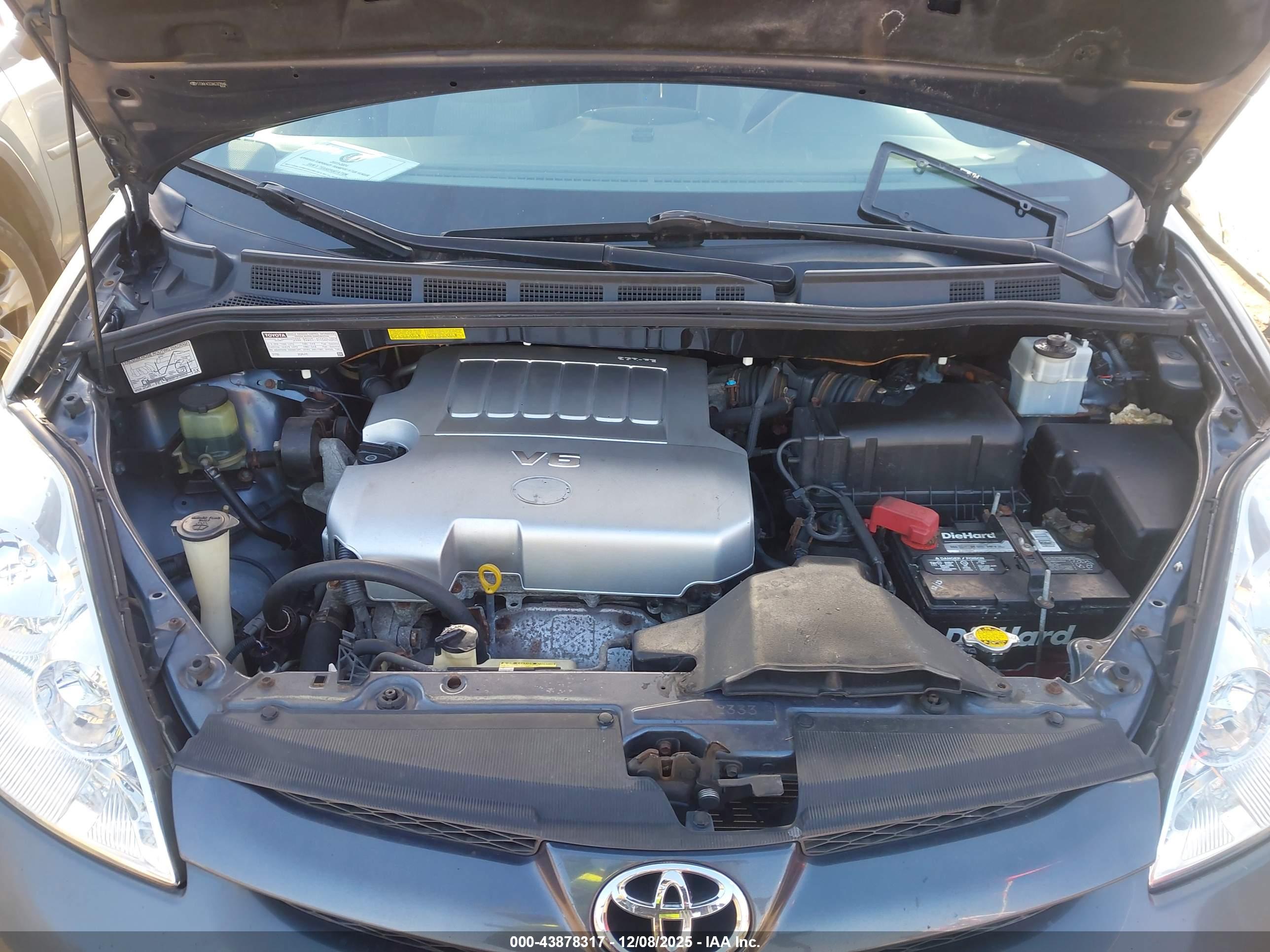 TOYOTA SIENNA image 10