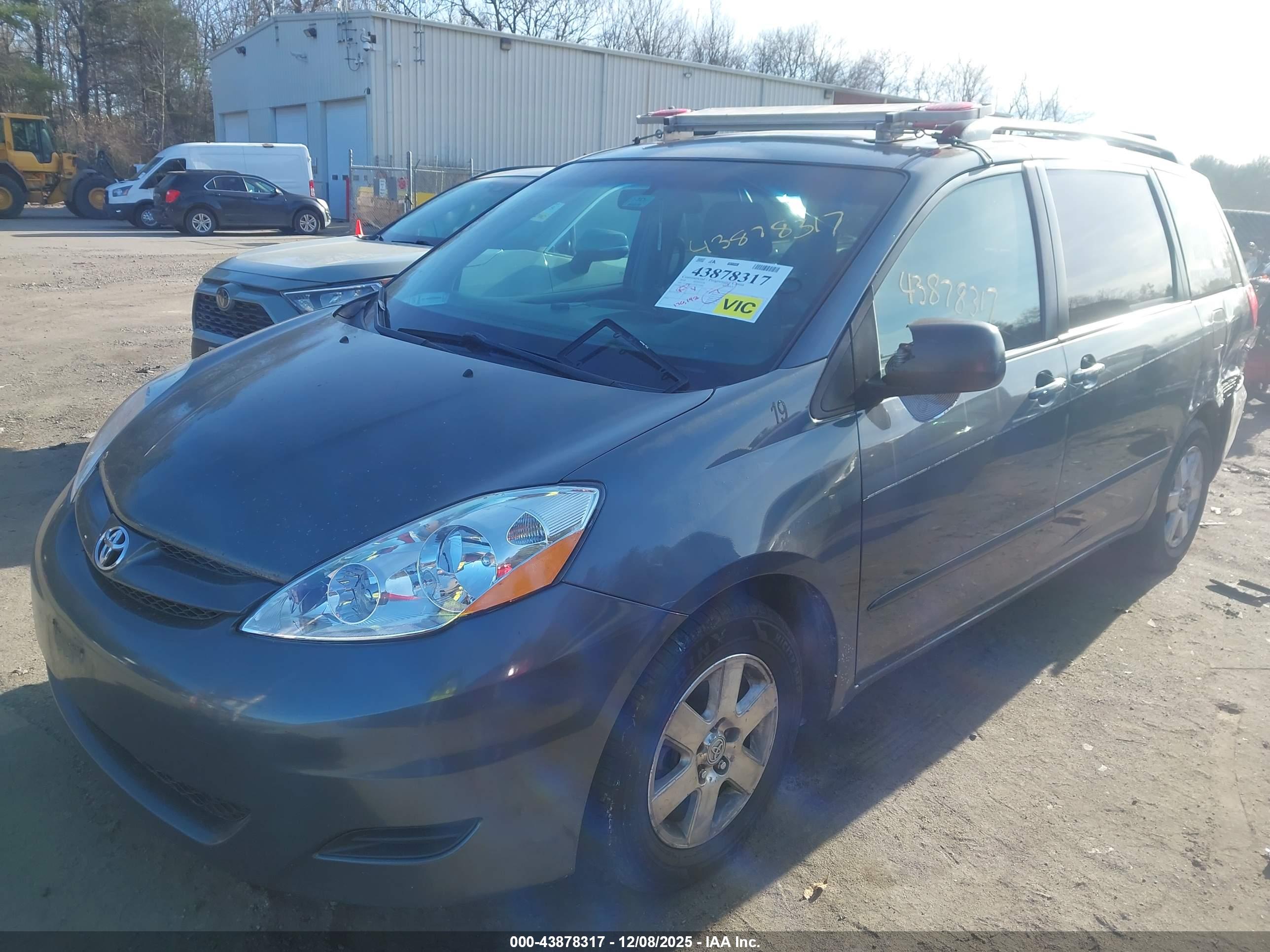 TOYOTA SIENNA image 2