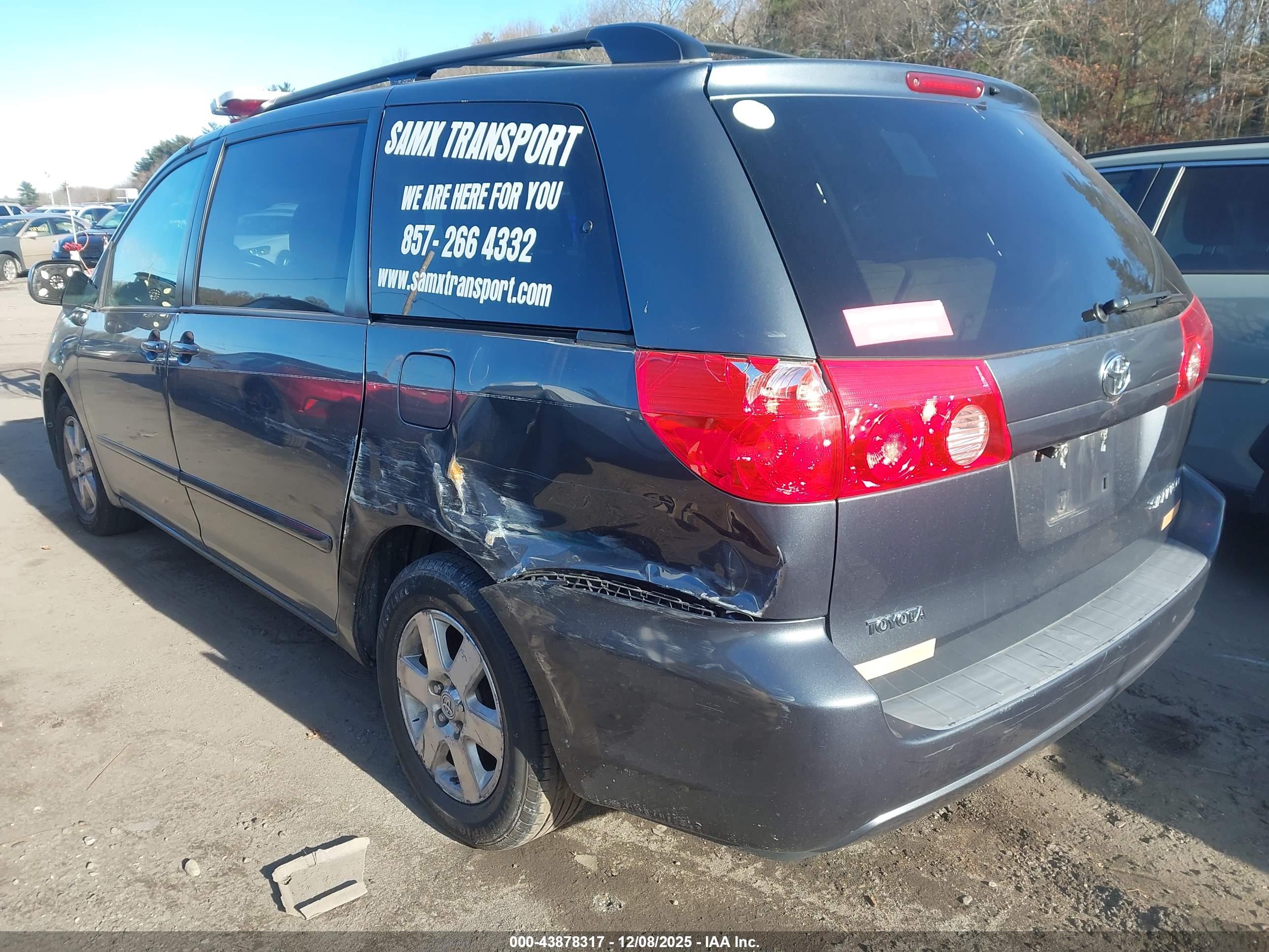 TOYOTA SIENNA image 3