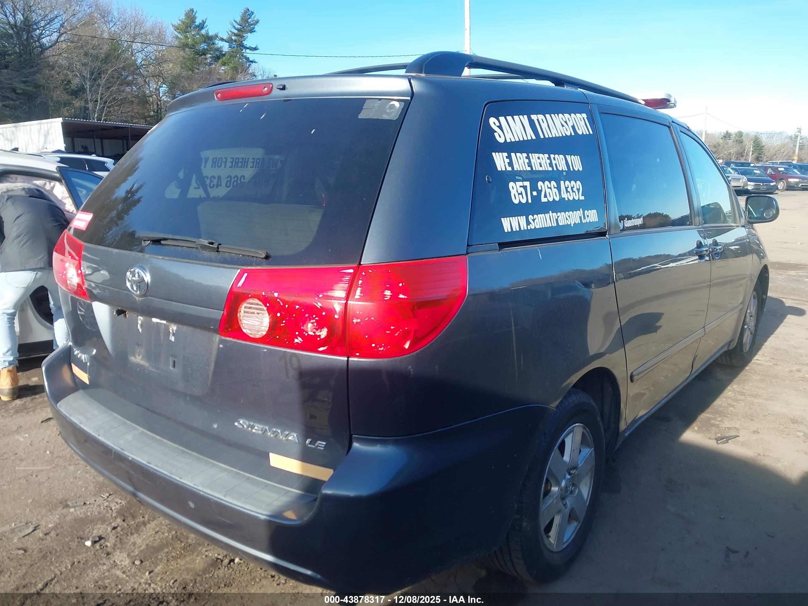 TOYOTA SIENNA image 4