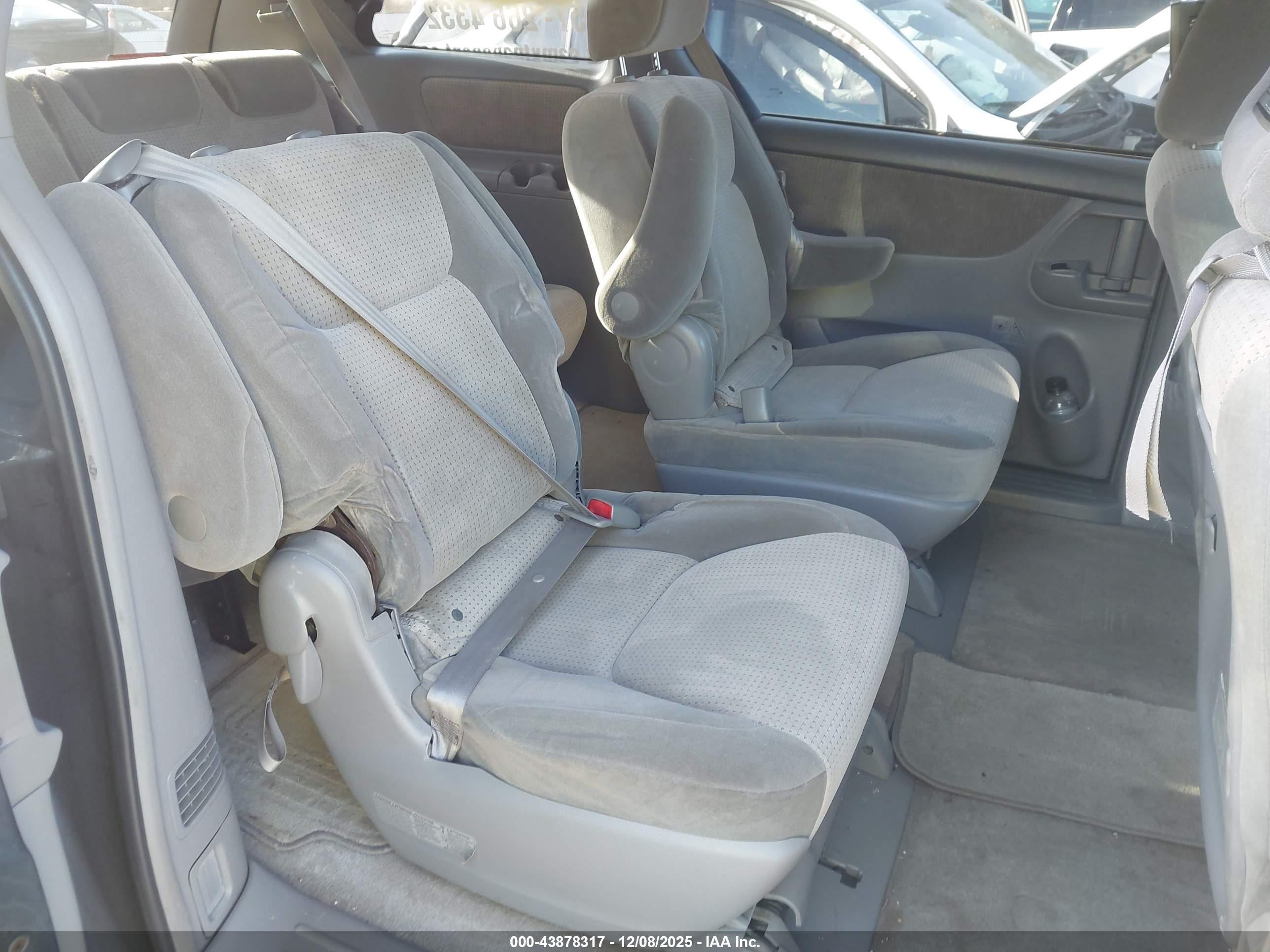 TOYOTA SIENNA image 8