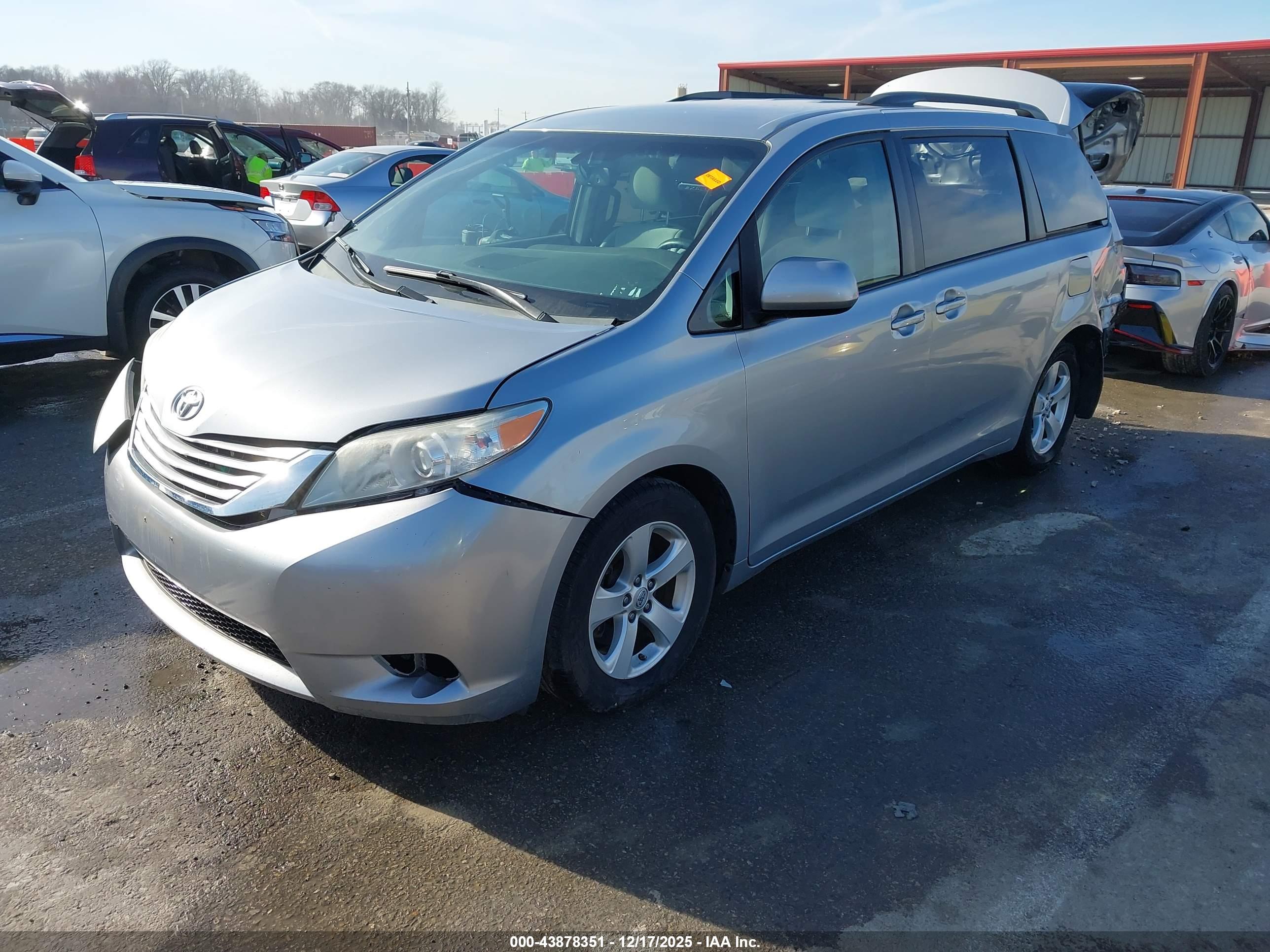 TOYOTA SIENNA image 2