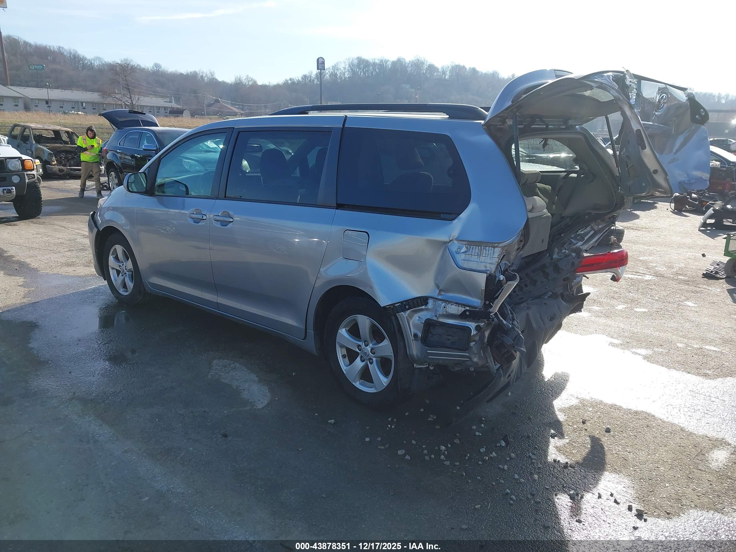 TOYOTA SIENNA image 3