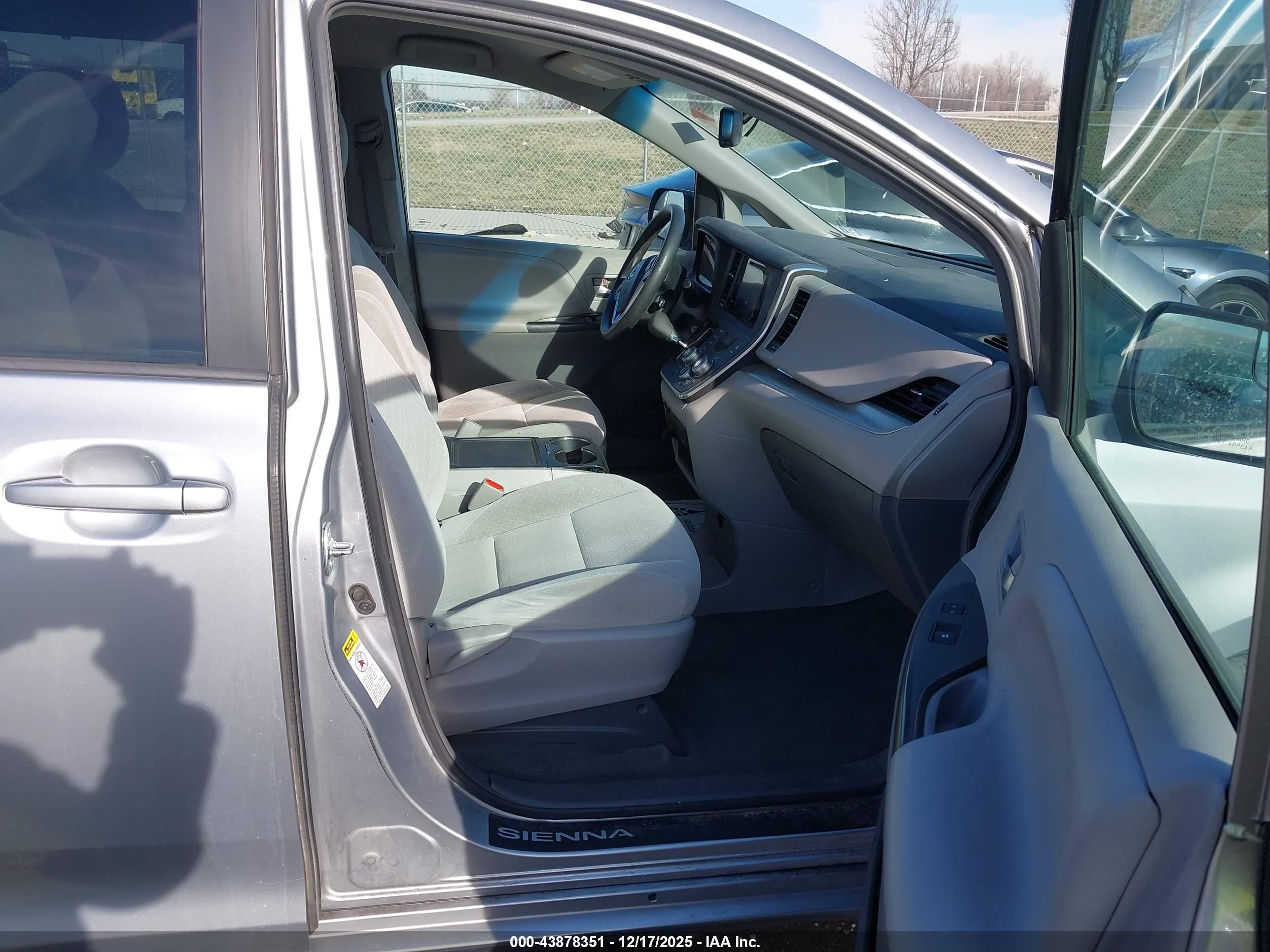 TOYOTA SIENNA image 5