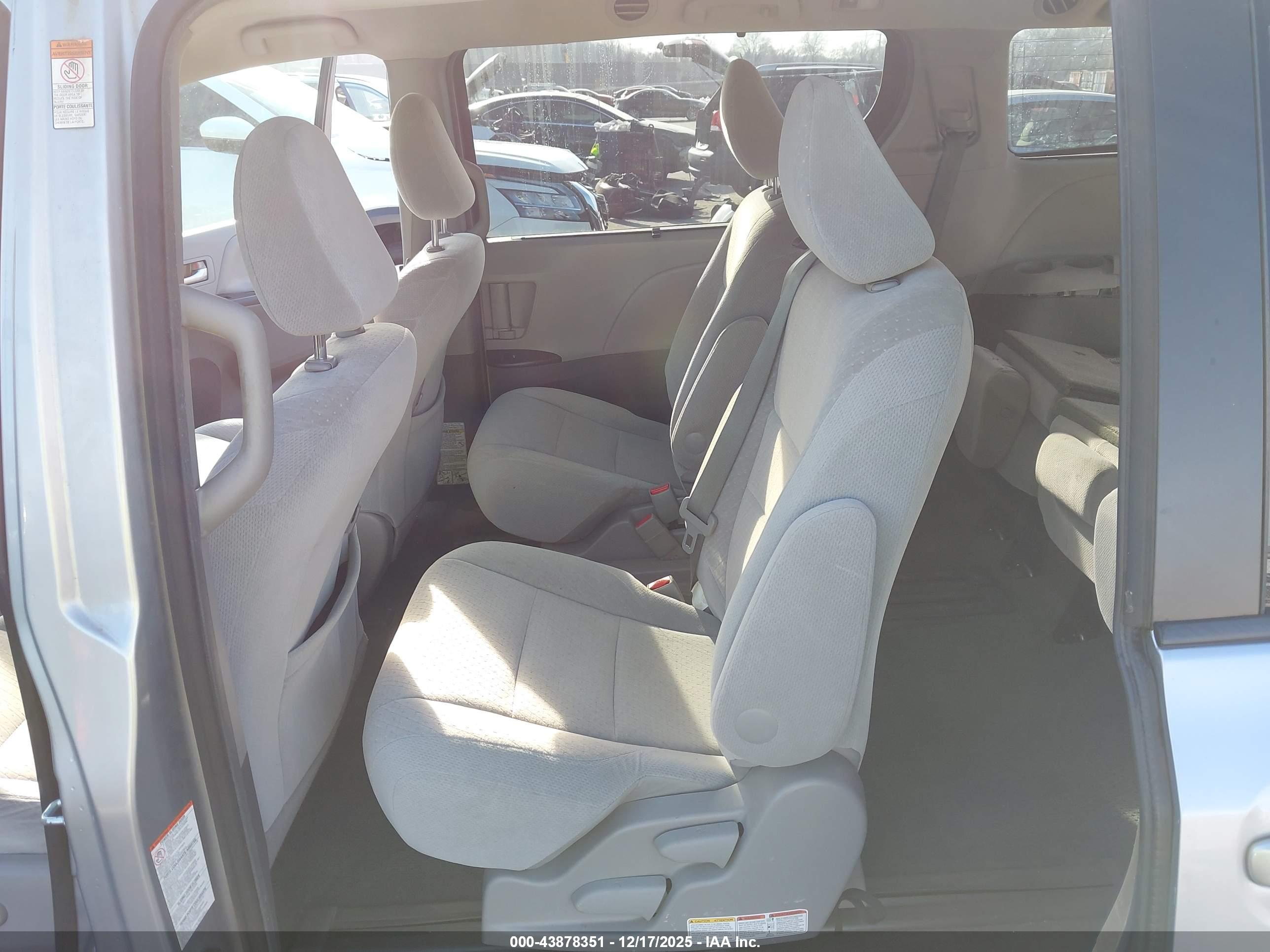 TOYOTA SIENNA image 8