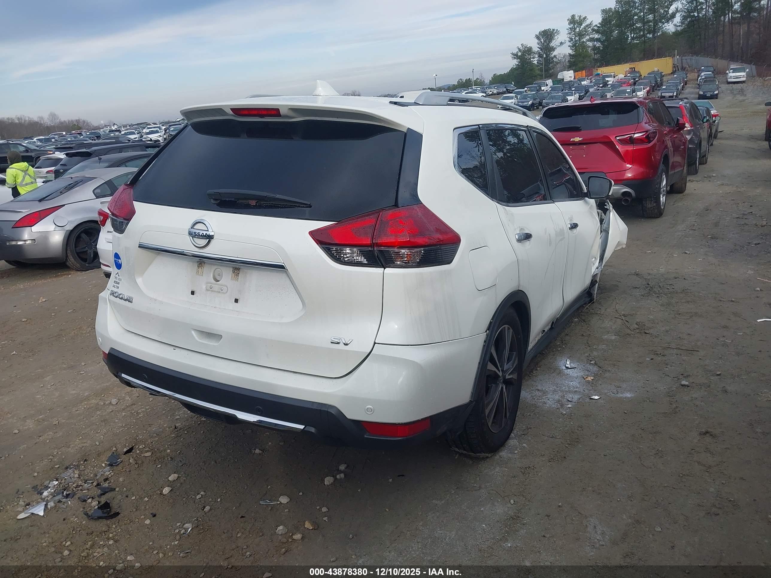 NISSAN ROGUE image 4