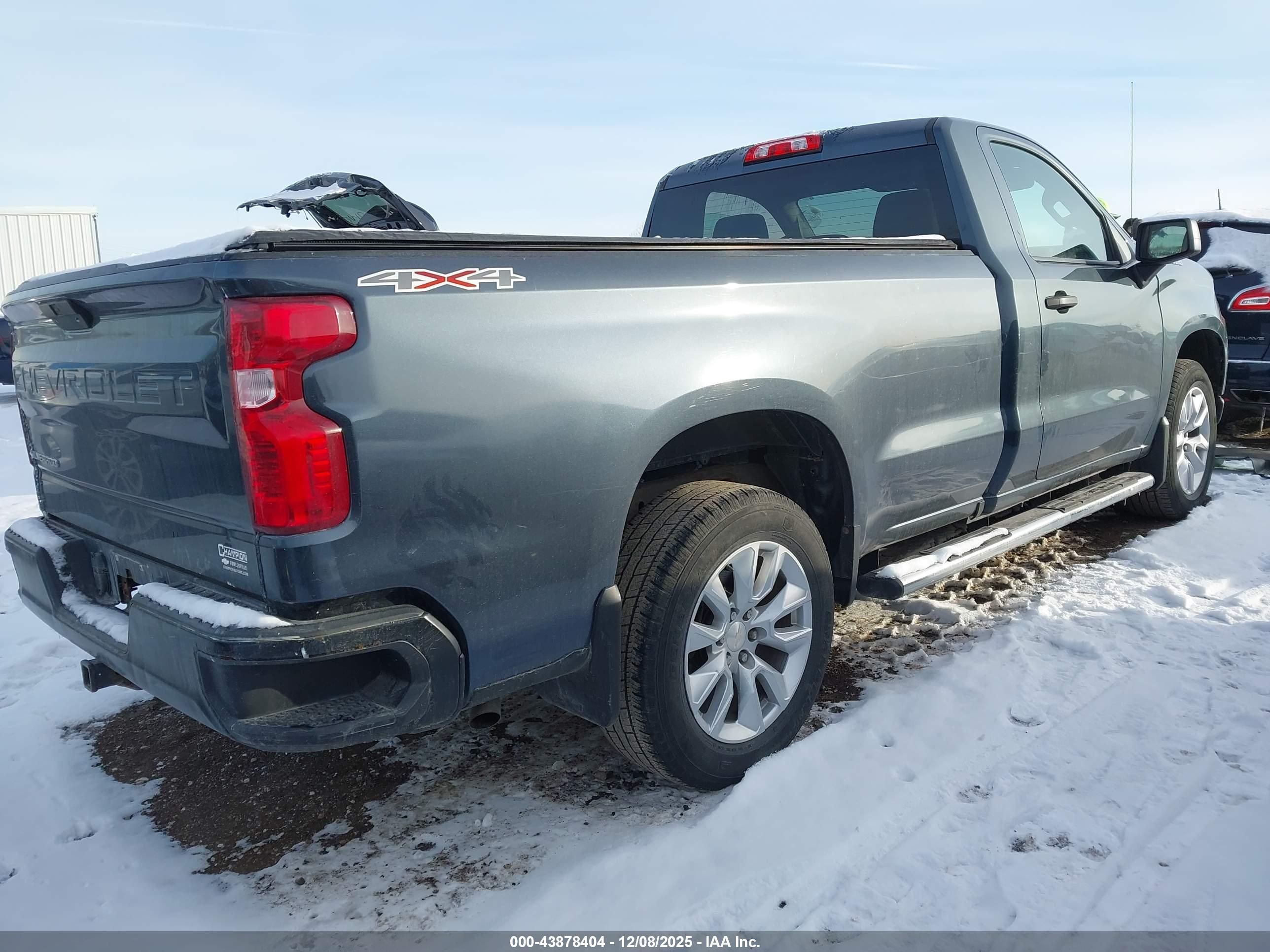 CHEVROLET SILVERADO image 4