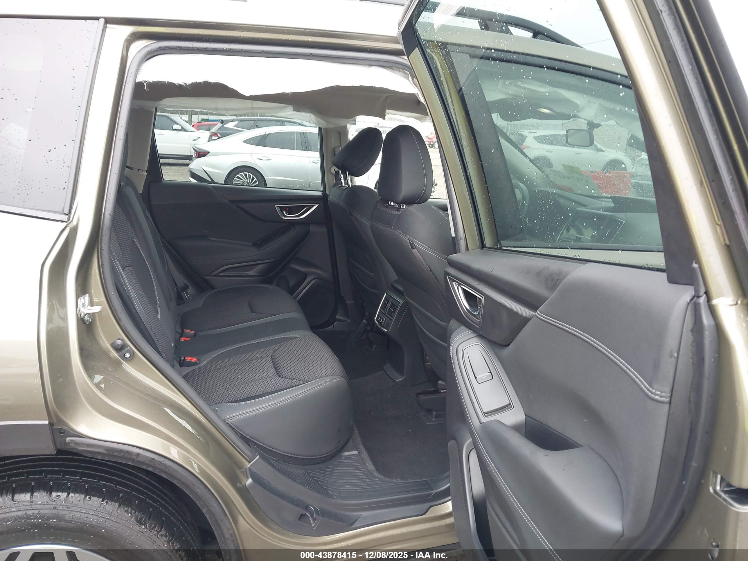 SUBARU FORESTER image 8