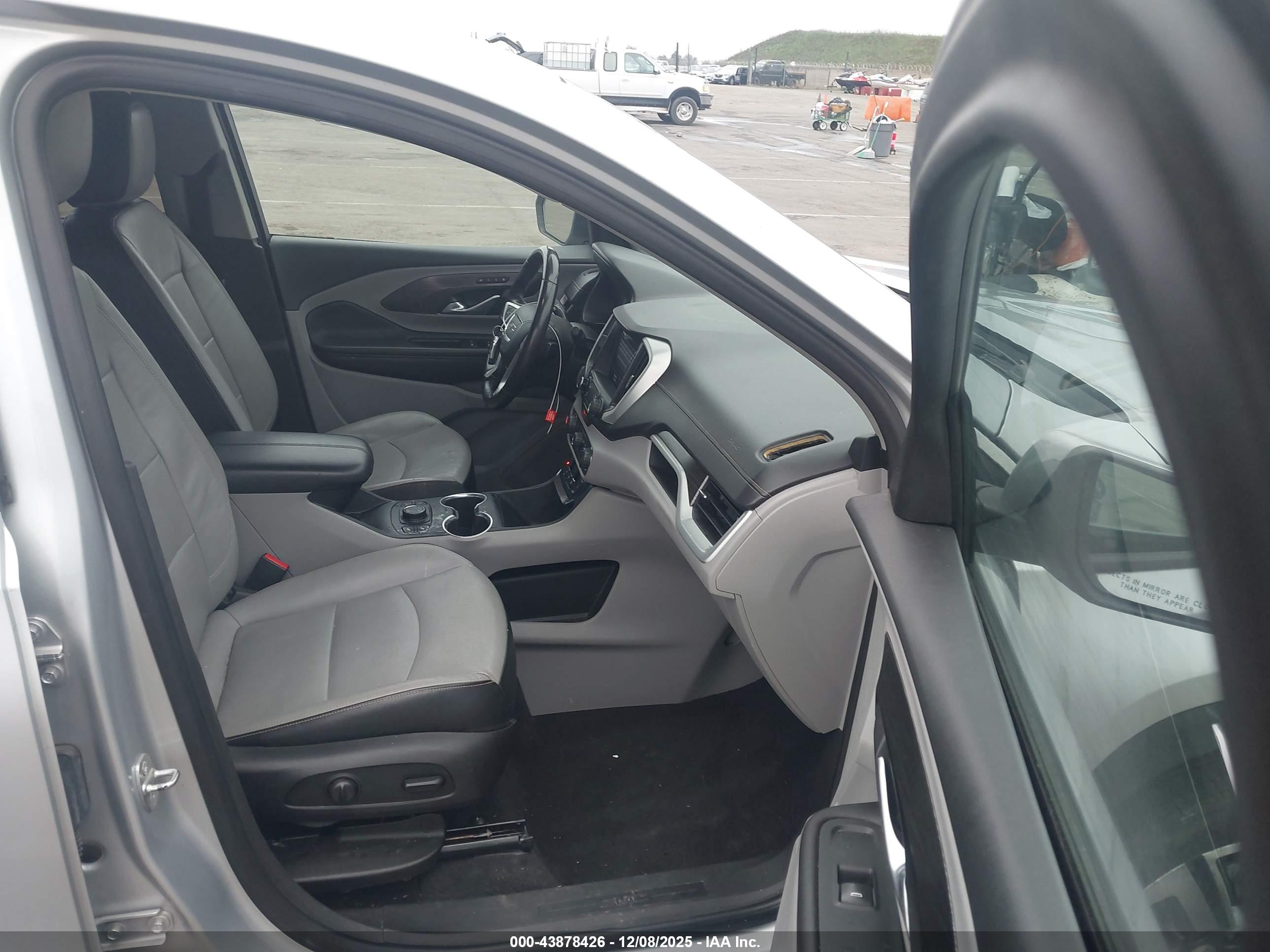 GMC TERRAIN image 5