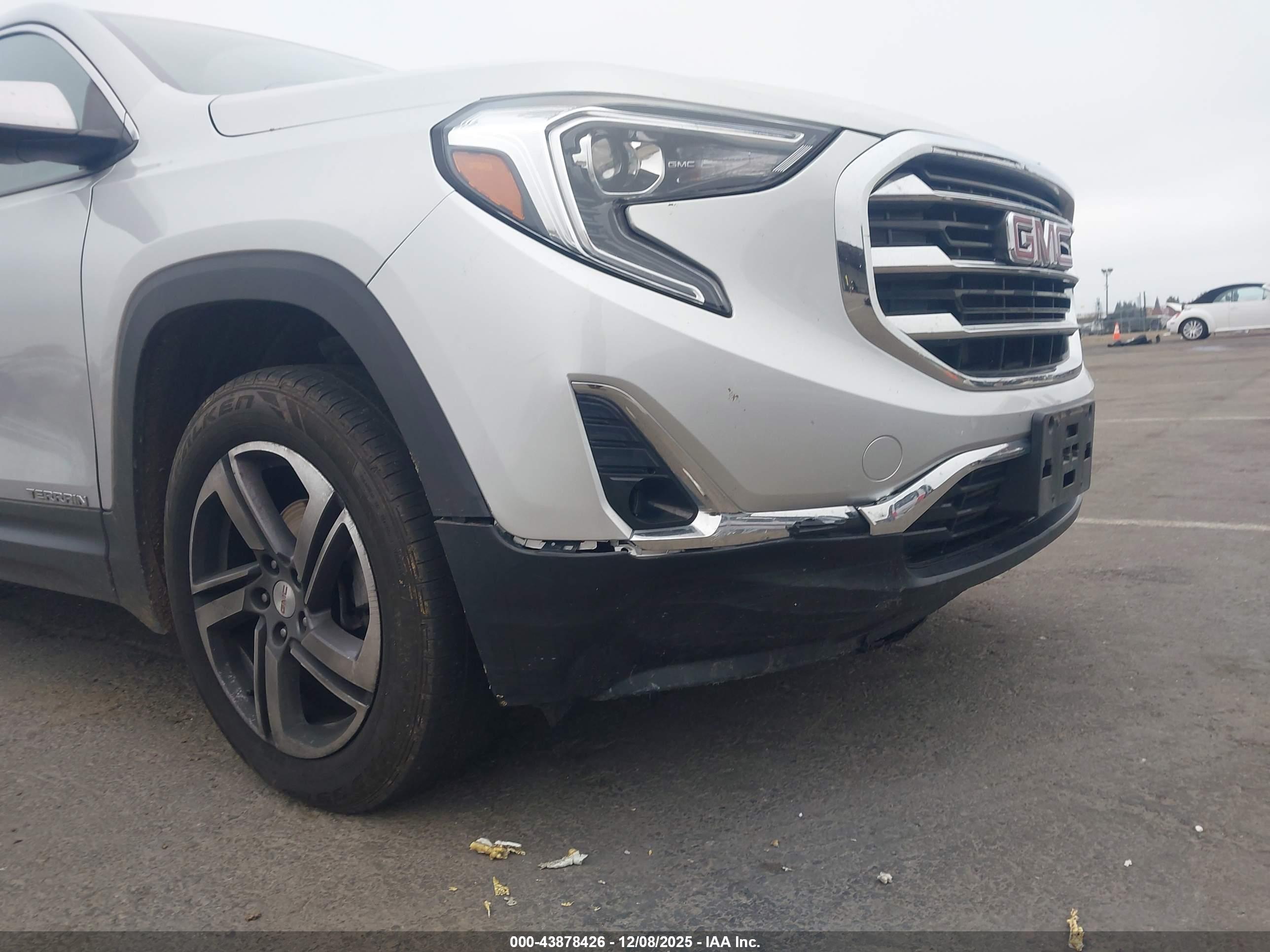 GMC TERRAIN image 6