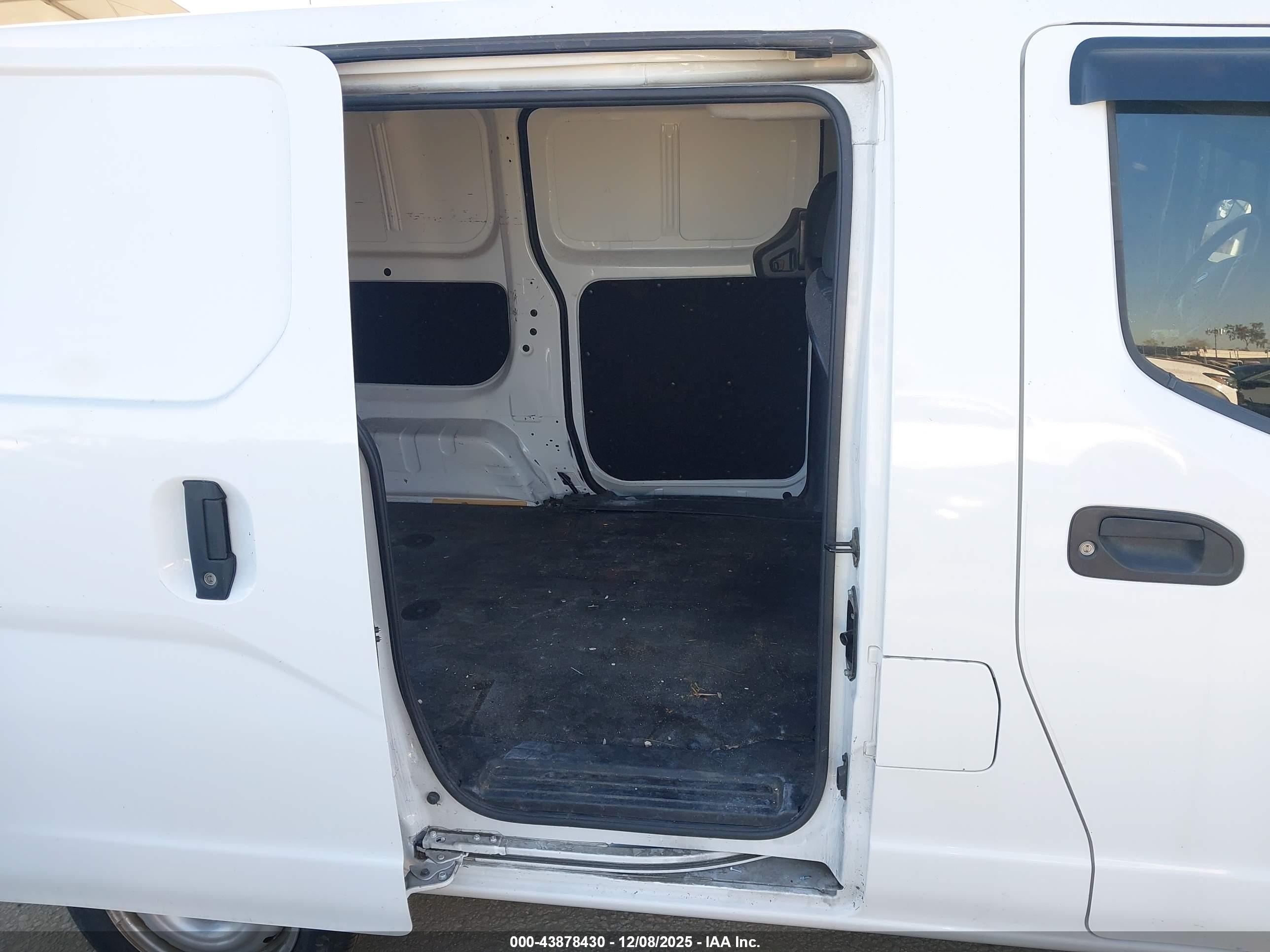 NISSAN NV200 image 8