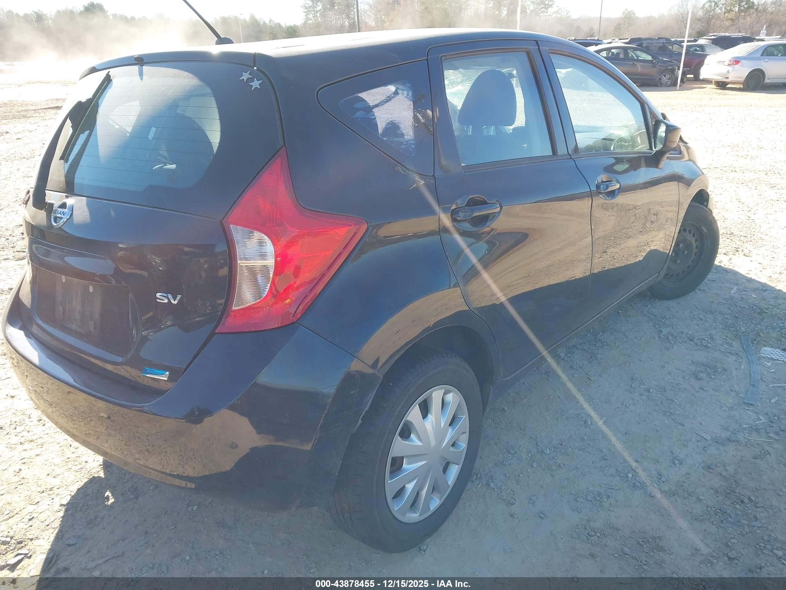 NISSAN VERSA image 4