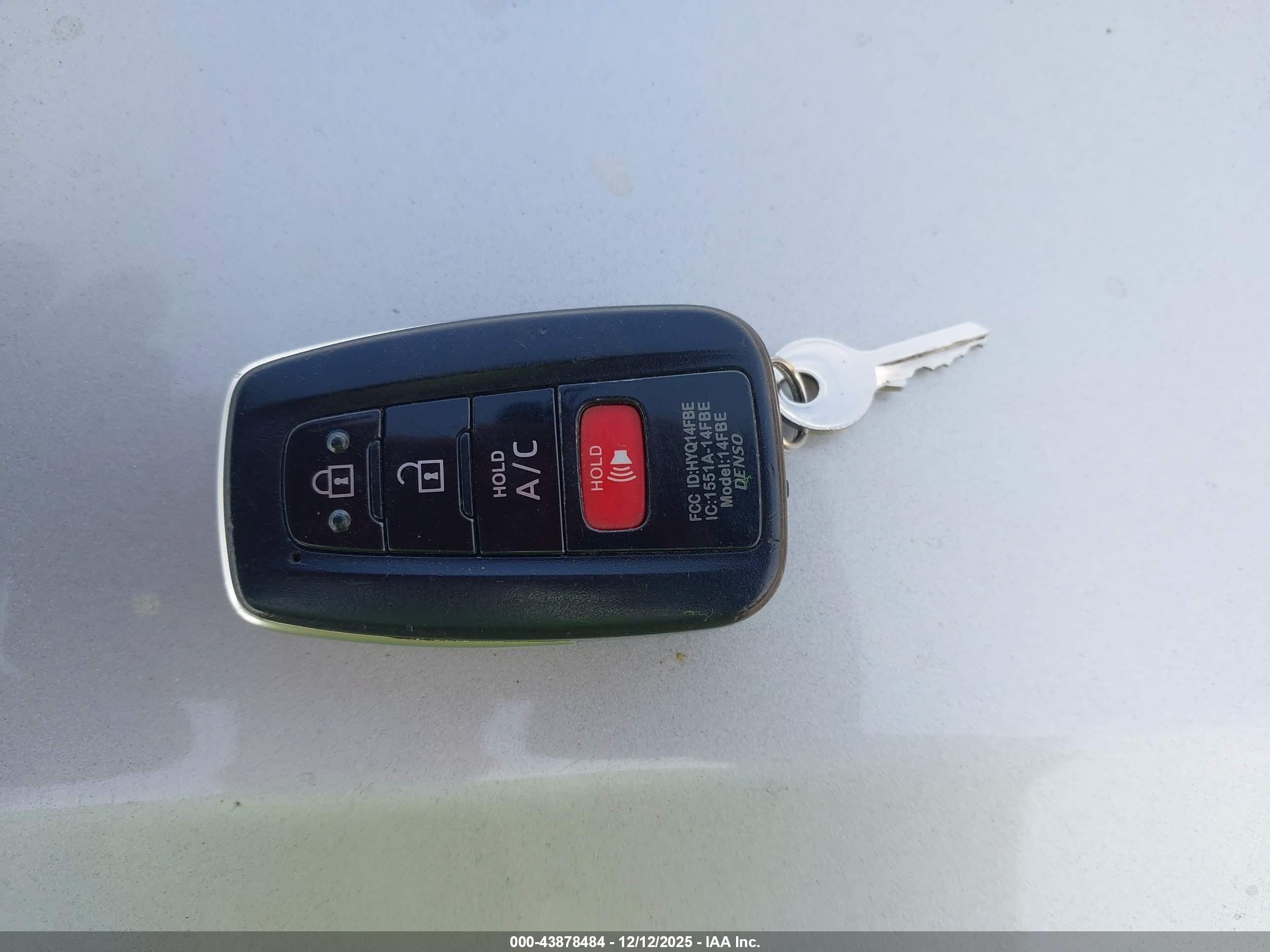 TOYOTA PRIUS image 11