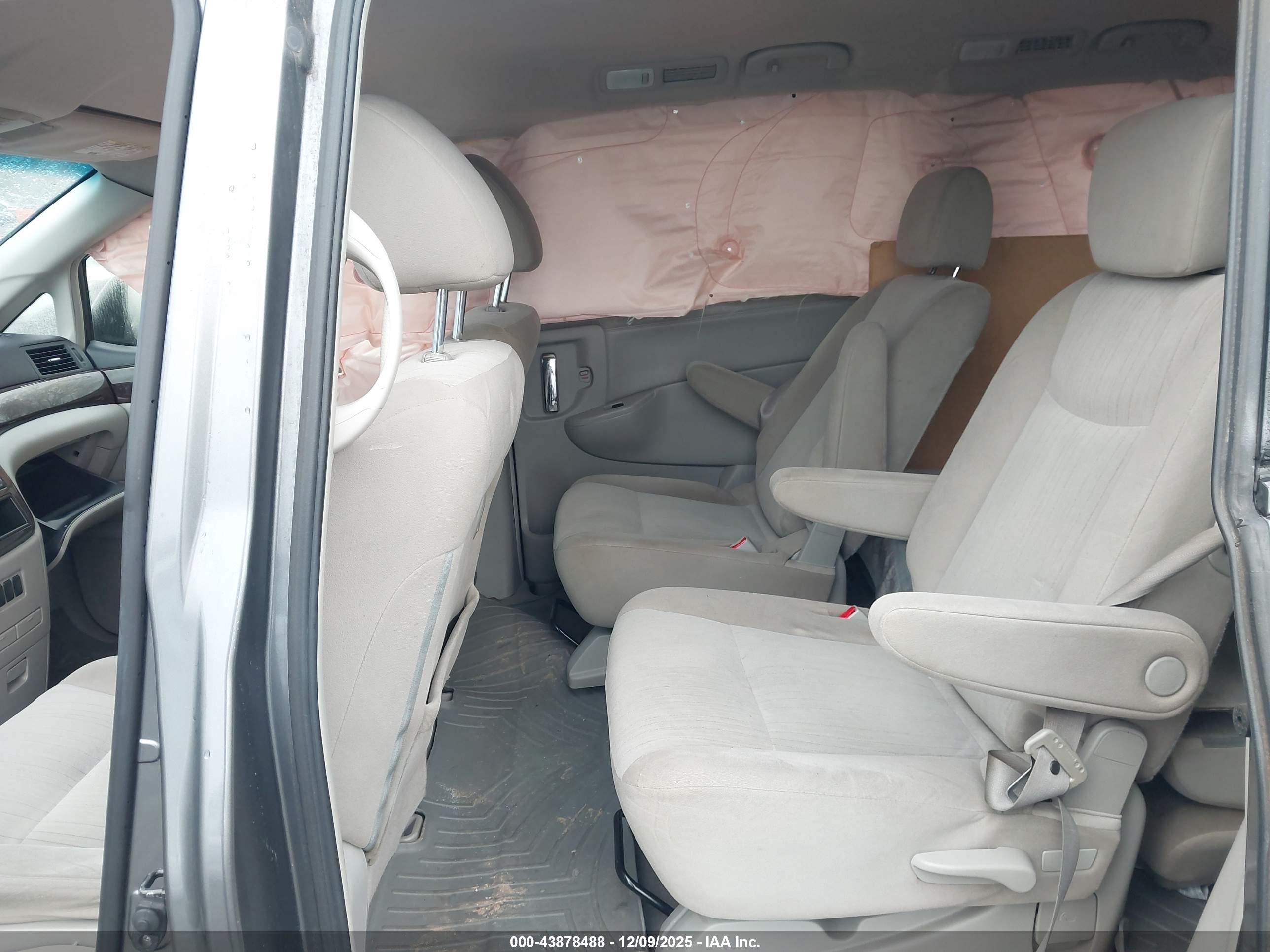 NISSAN QUEST image 8
