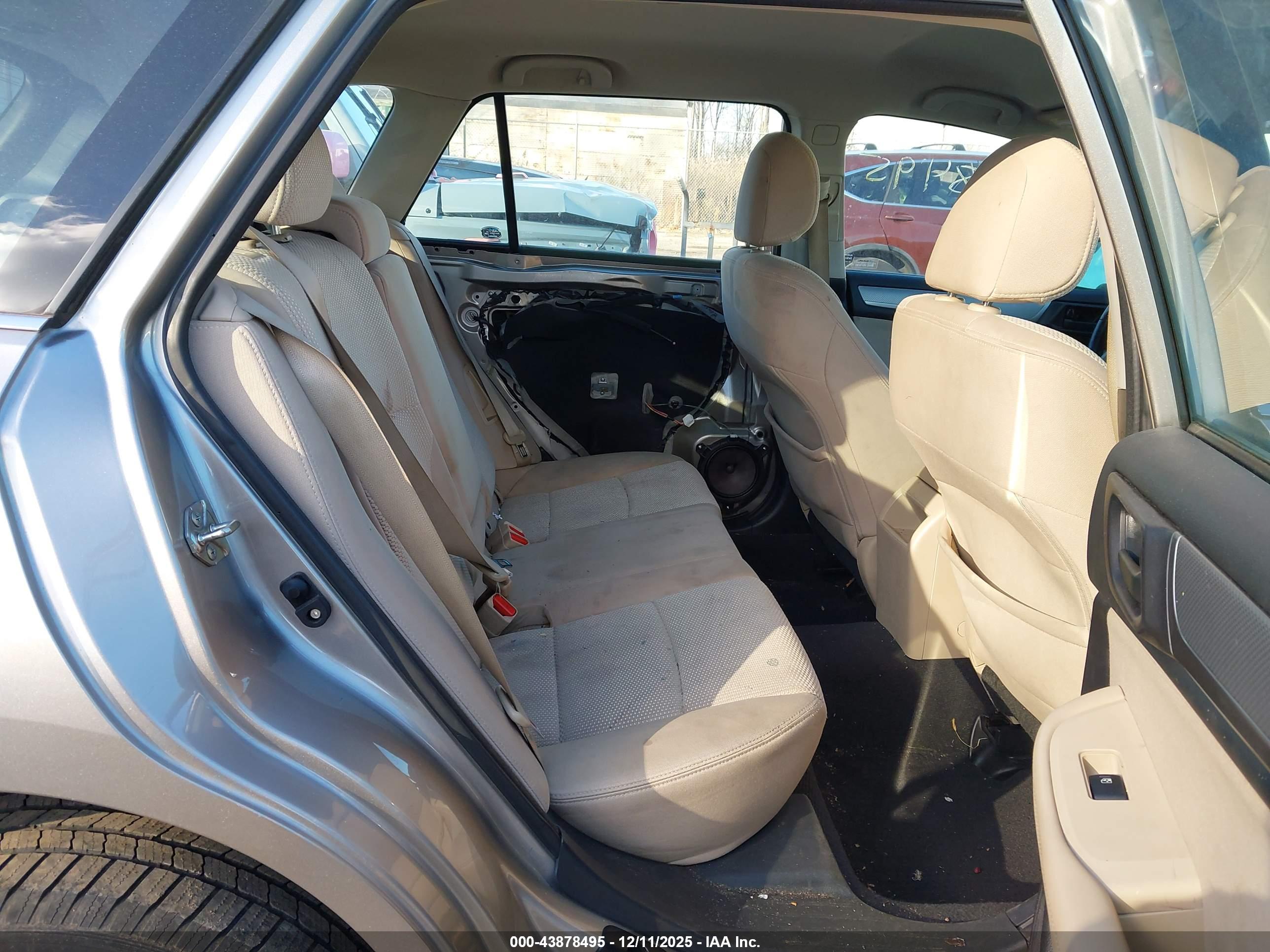 SUBARU OUTBACK image 8