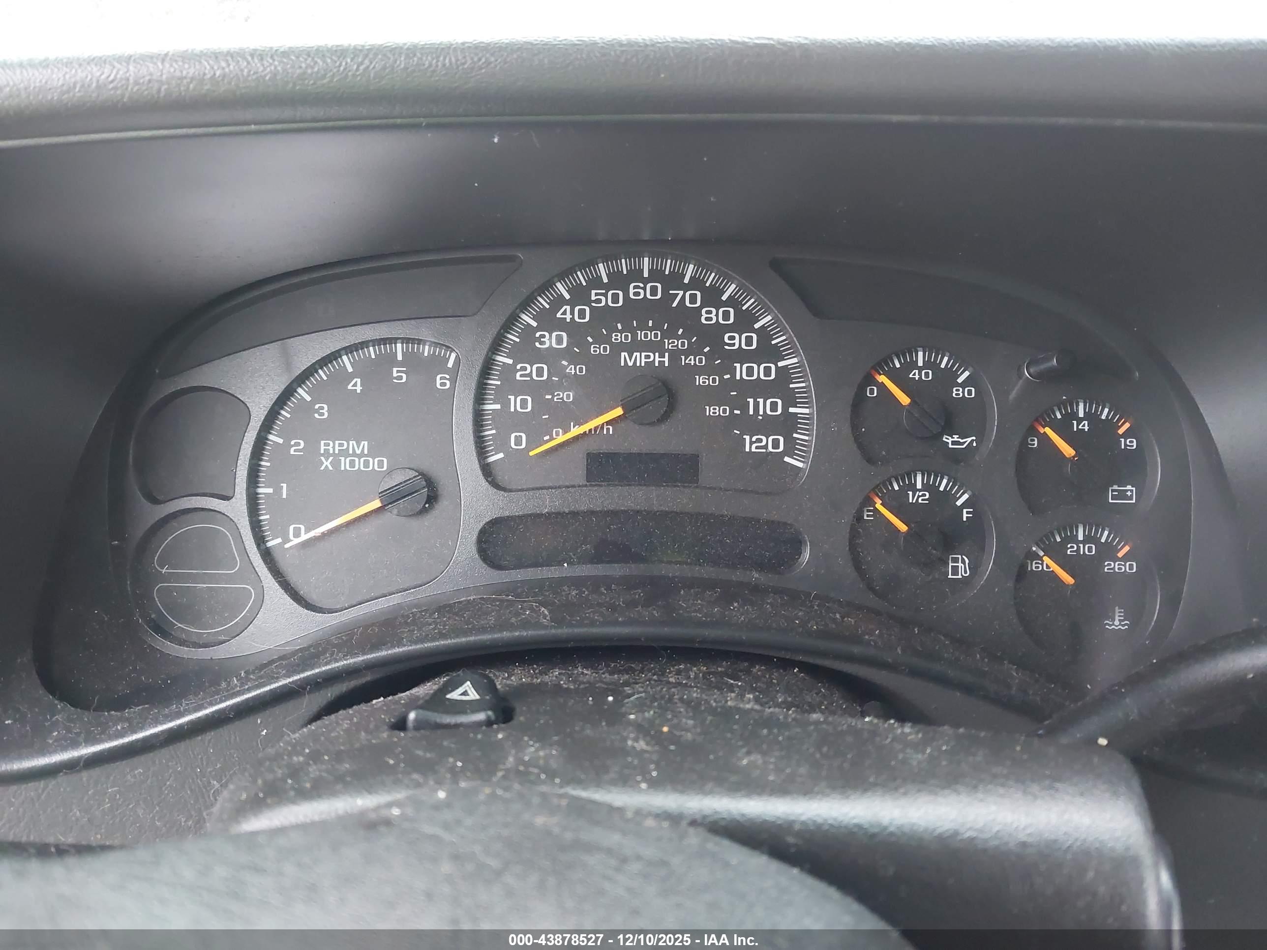 CHEVROLET SUBURBAN image 7
