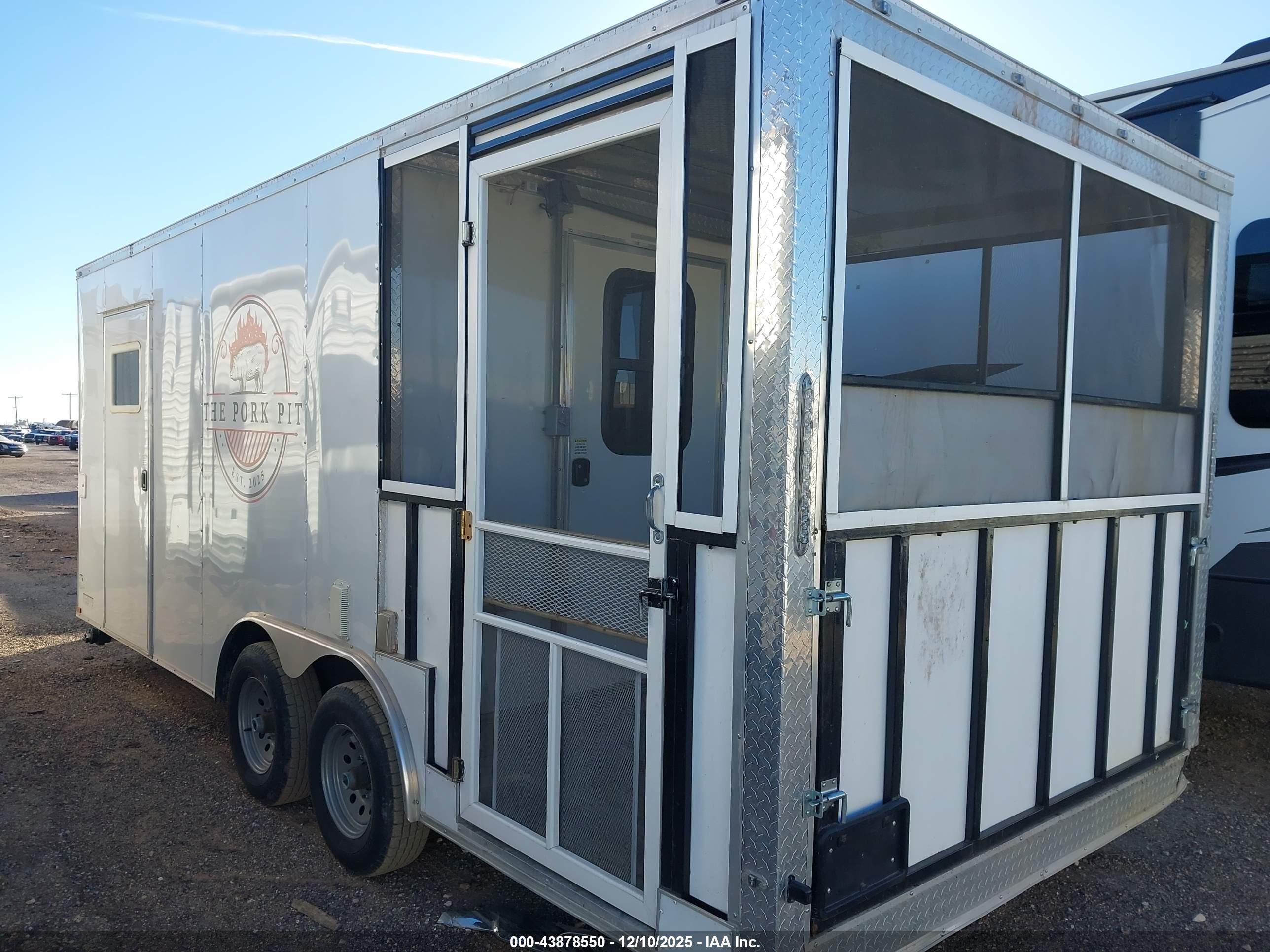 ENCLOSED TRAILER image 3