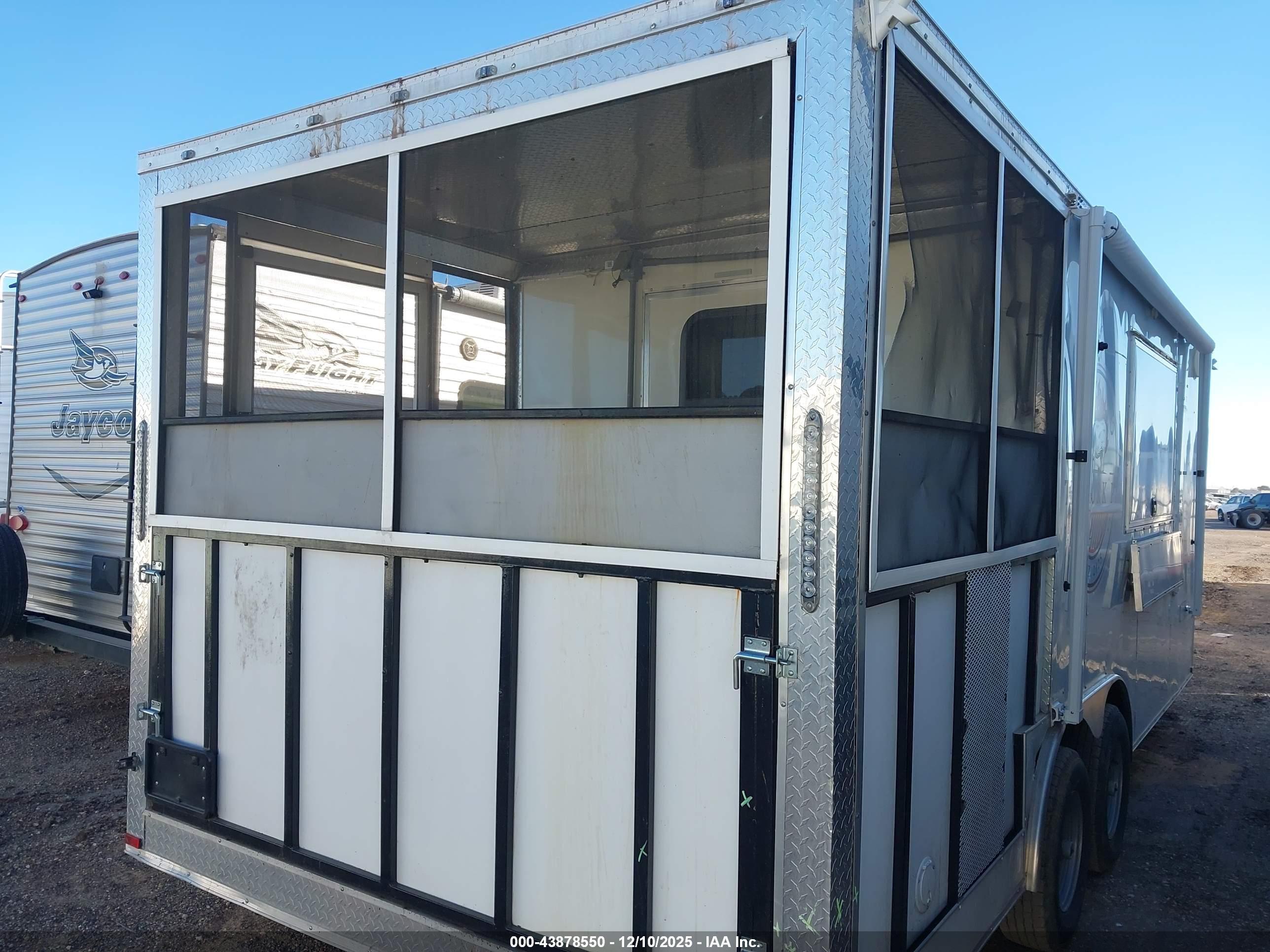 ENCLOSED TRAILER image 4