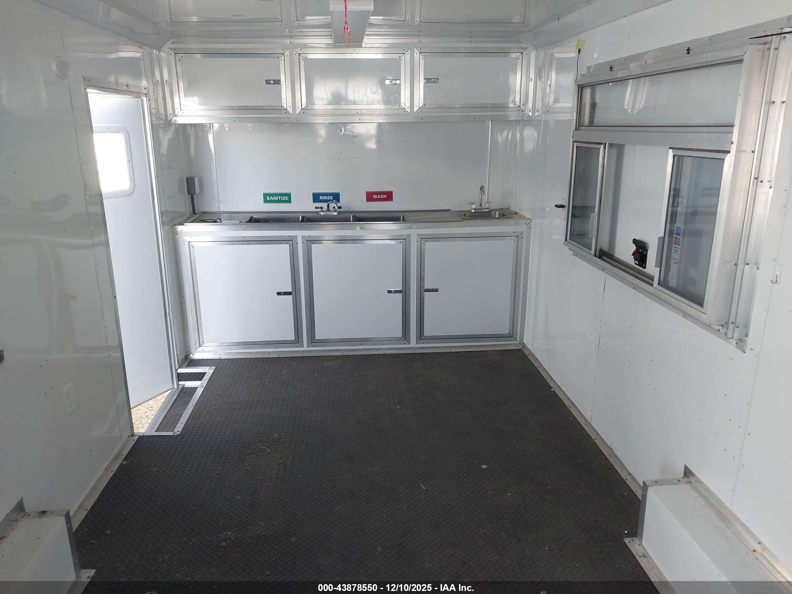 ENCLOSED TRAILER image 5