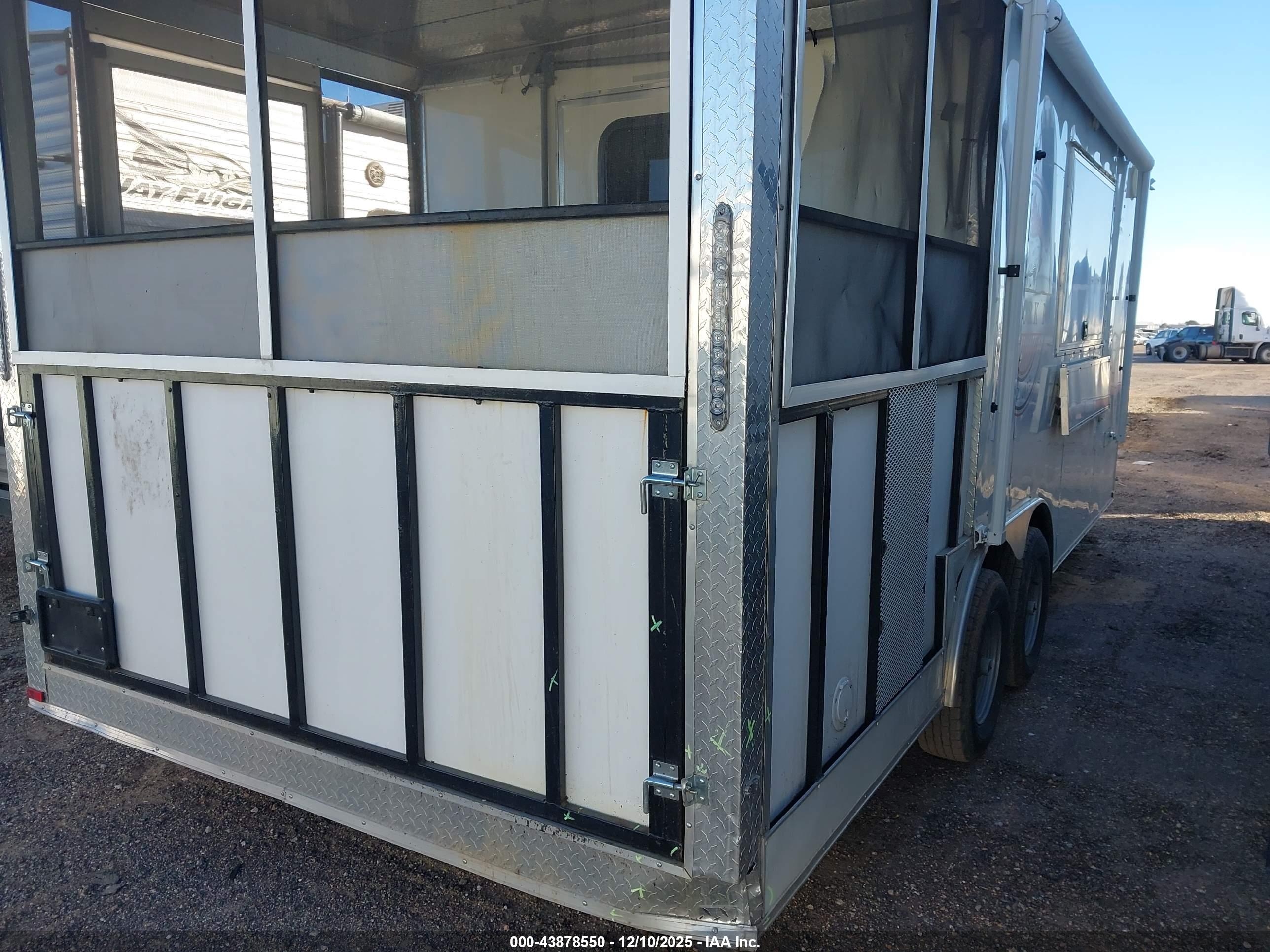 ENCLOSED TRAILER image 6