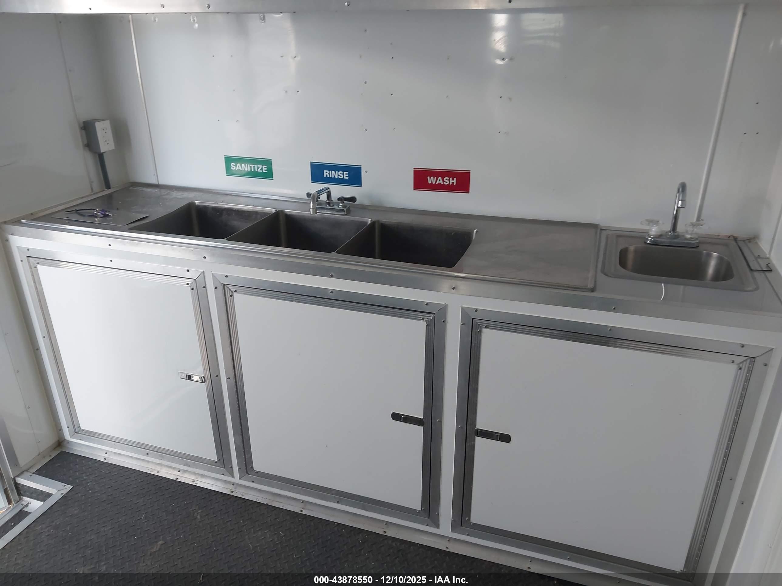 ENCLOSED TRAILER image 7