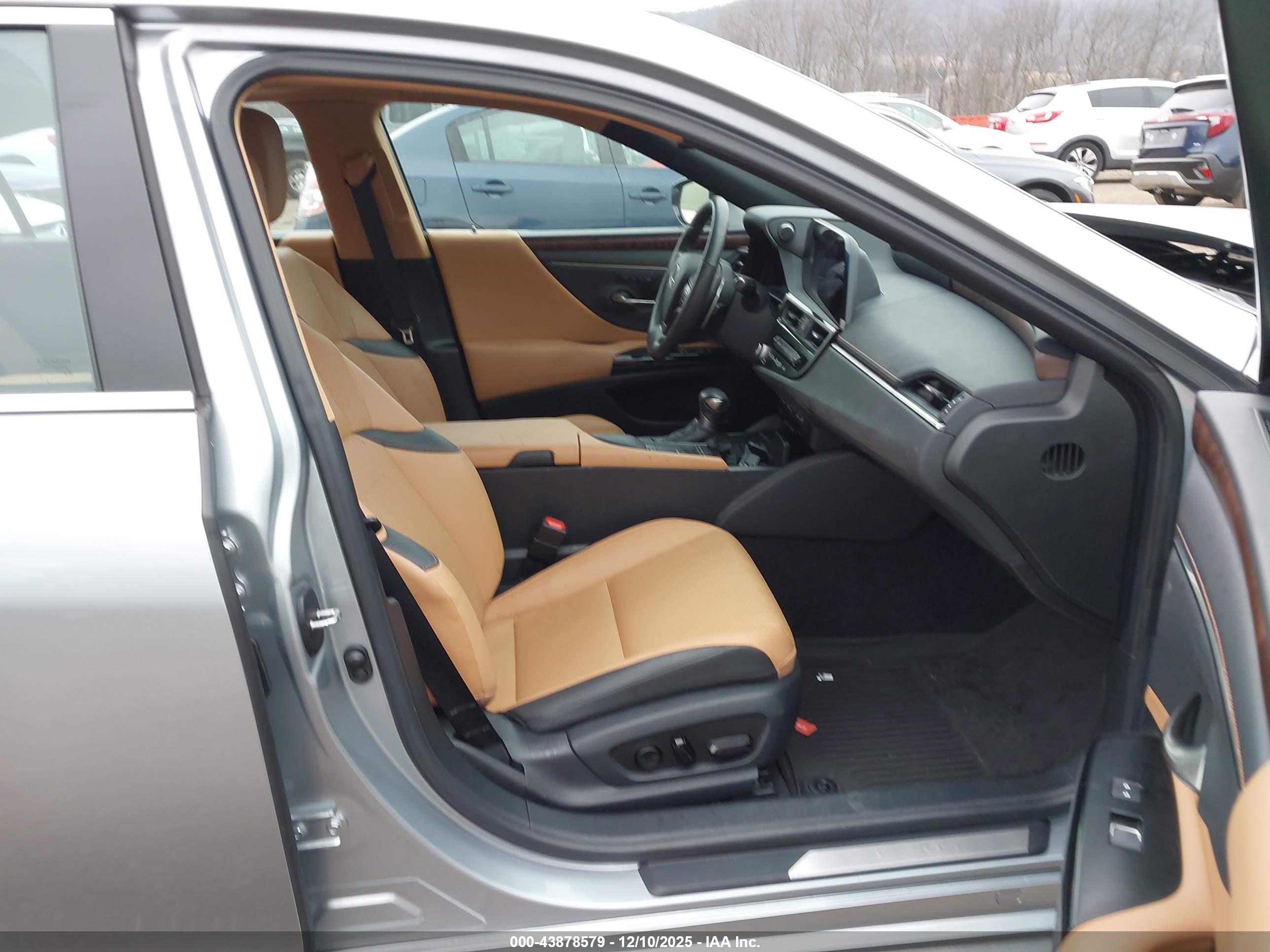 LEXUS ES image 5