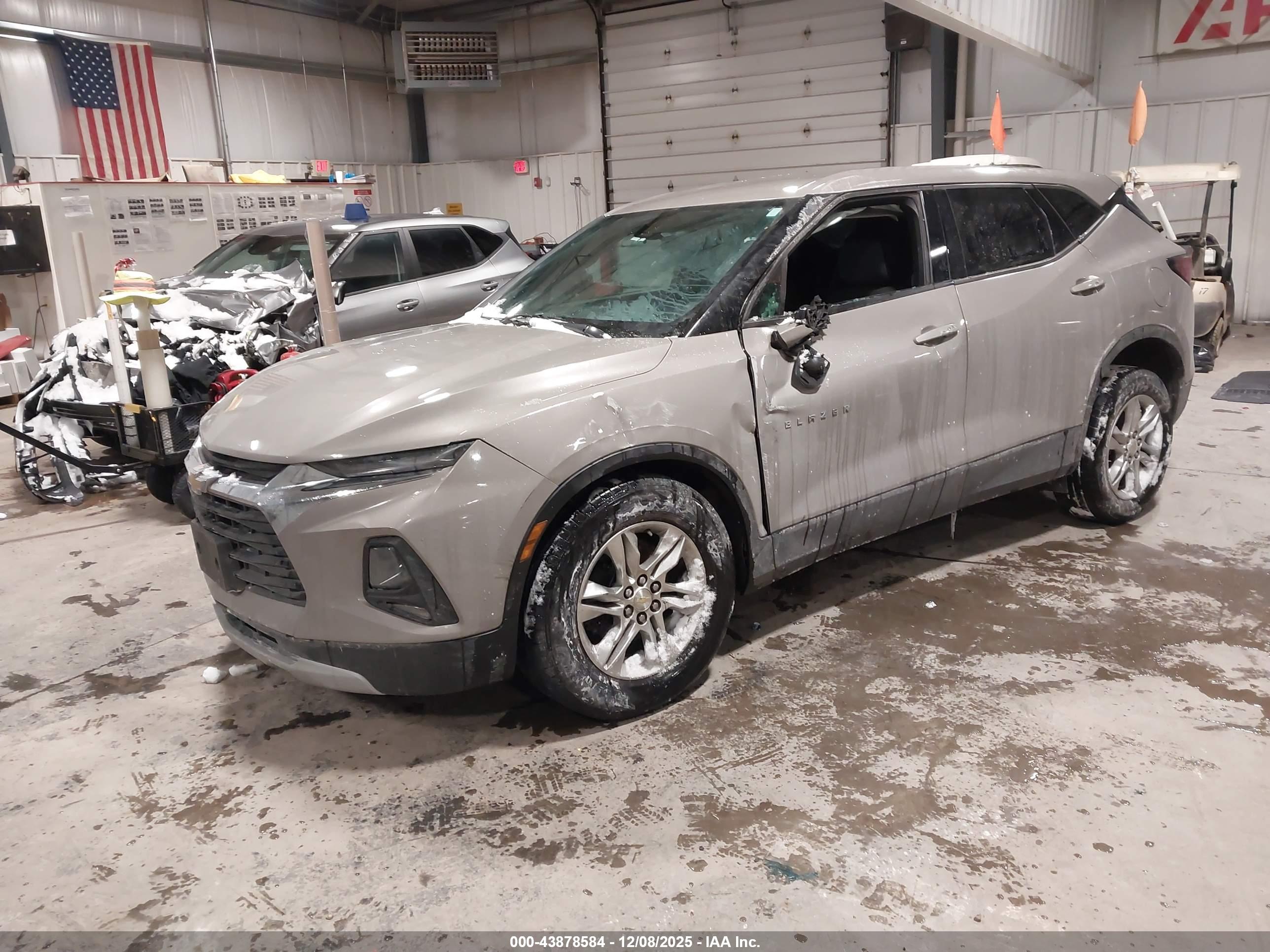 CHEVROLET BLAZER image 2